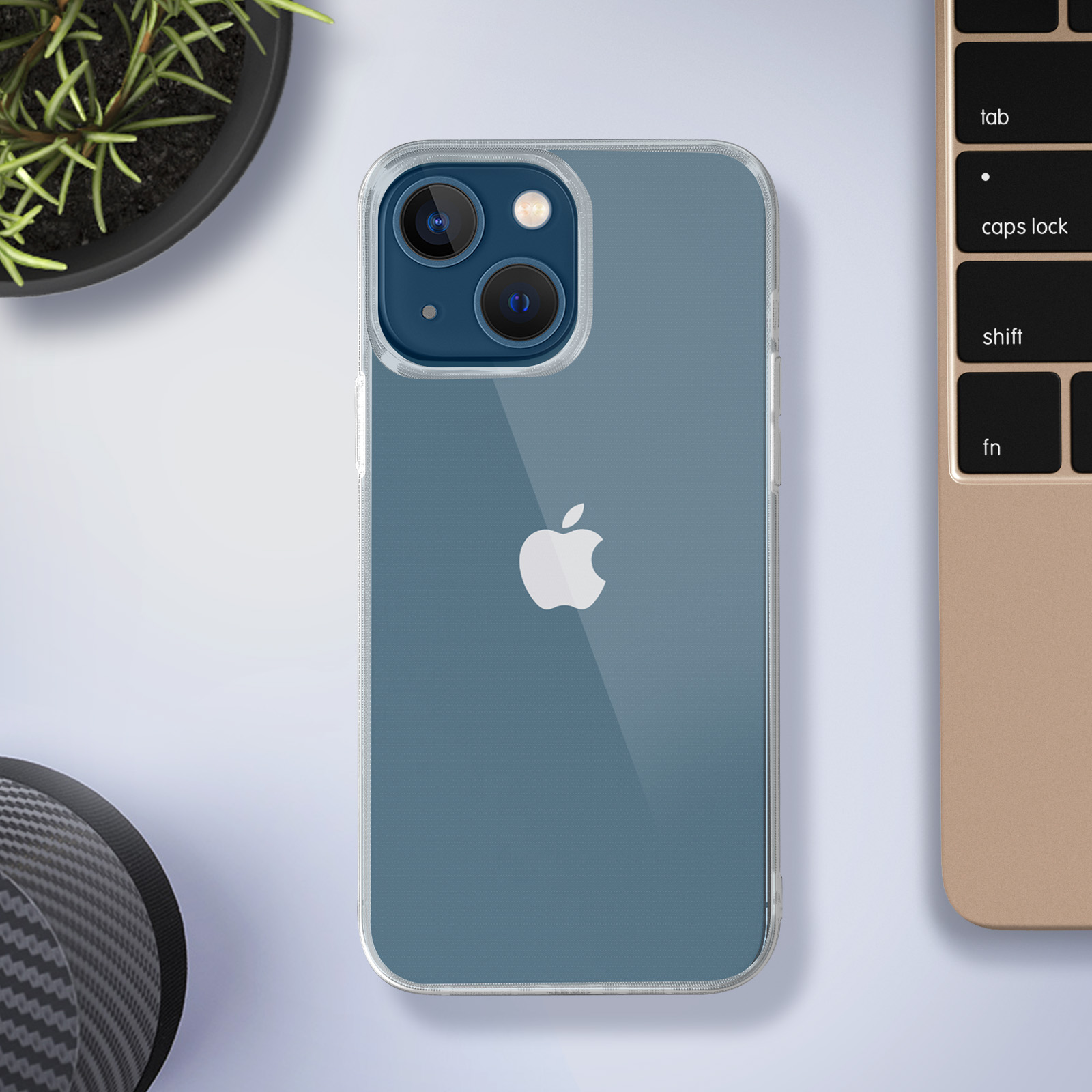 Una custodia trasparente per iPhone con fotocamere su sfondo blu accanto a una tastiera.