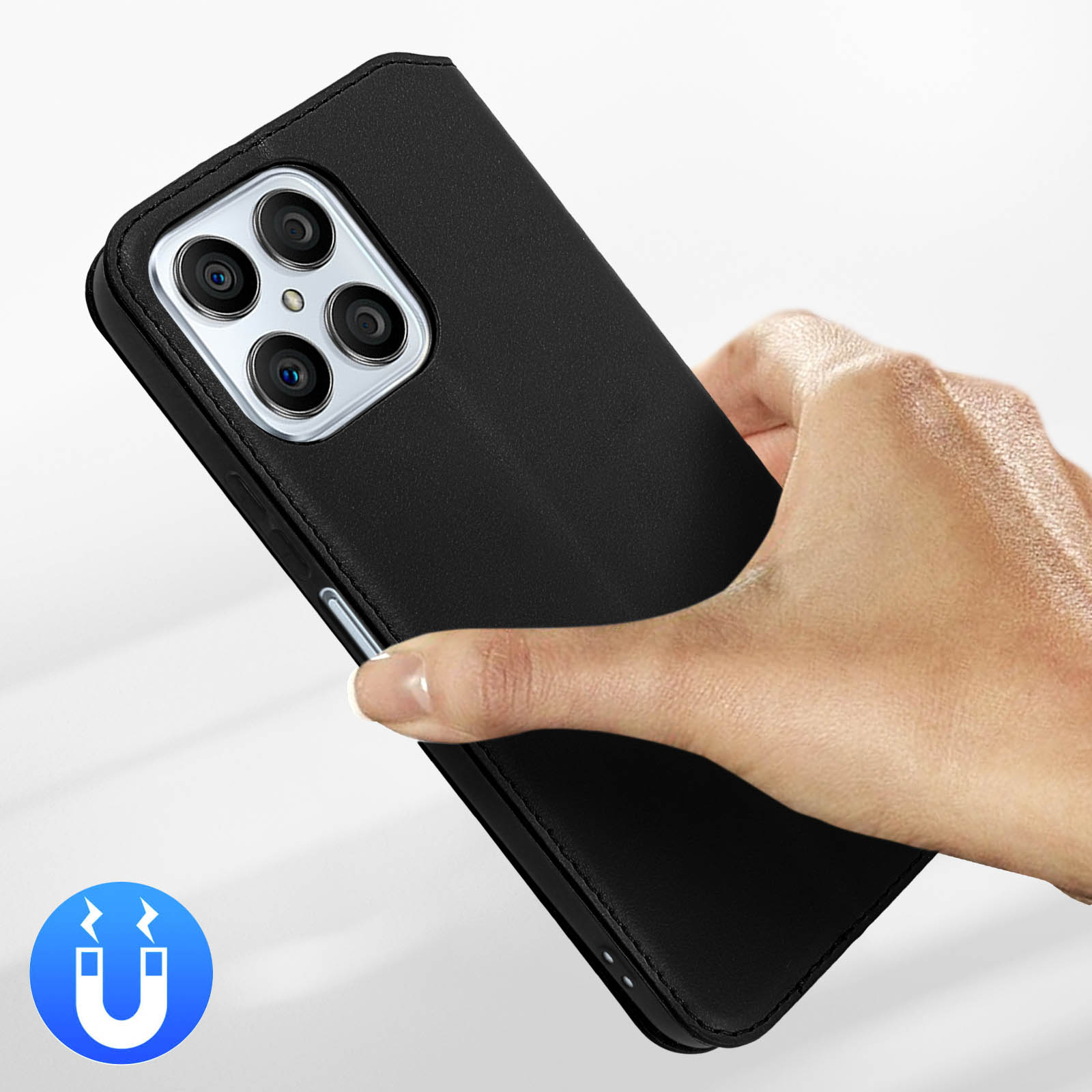 Une main tient un étui de téléphone noir avec quatre objectifs.