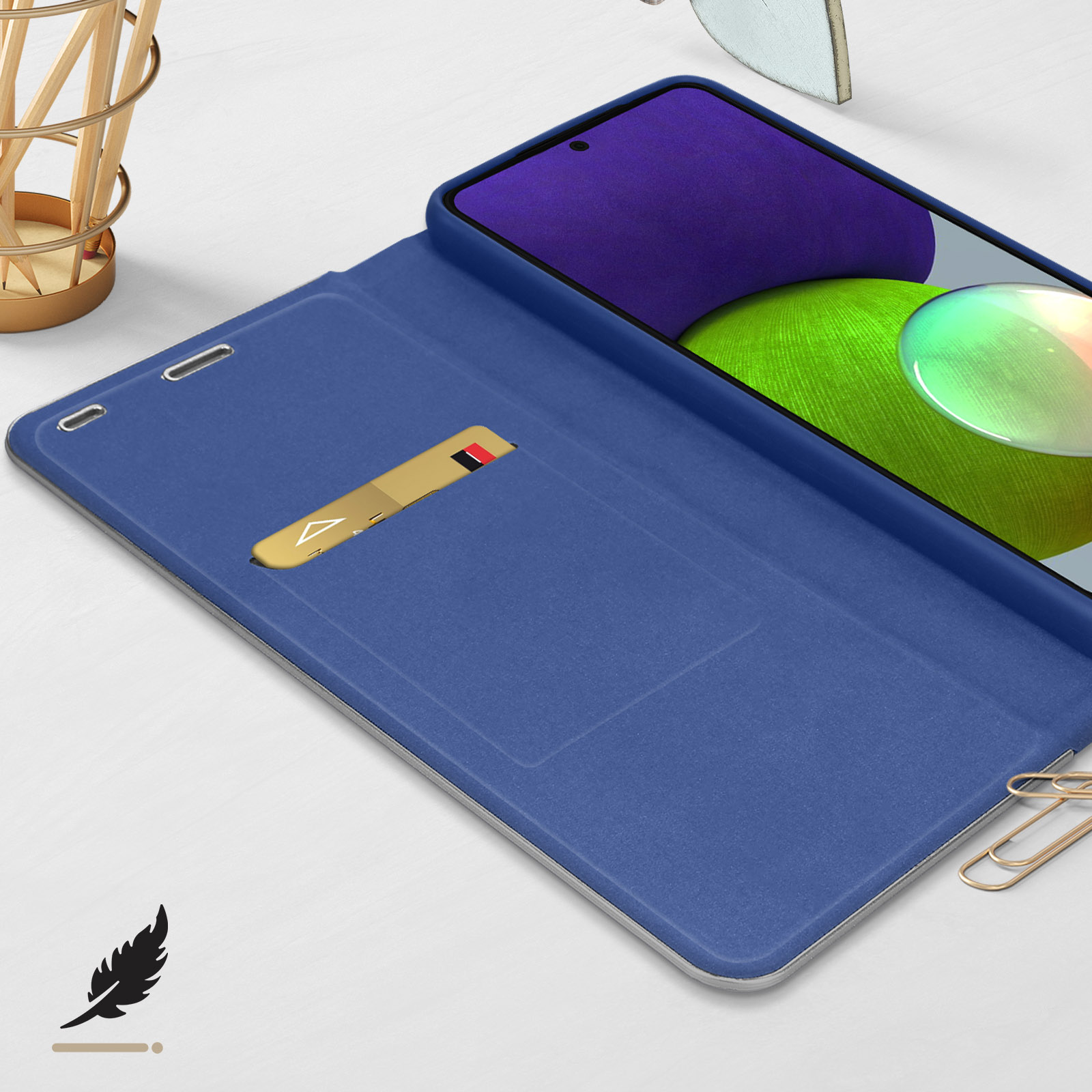 Custodia blu per telefono con carta nell'alloggiamento e matite.