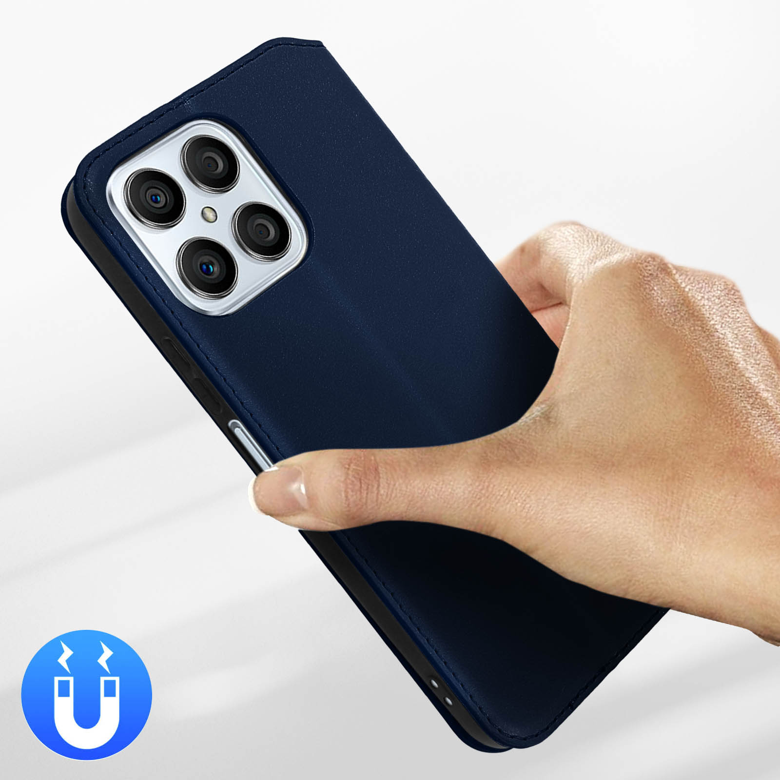 Une main tient un étui de téléphone bleu foncé avec quatre lentilles de caméra.