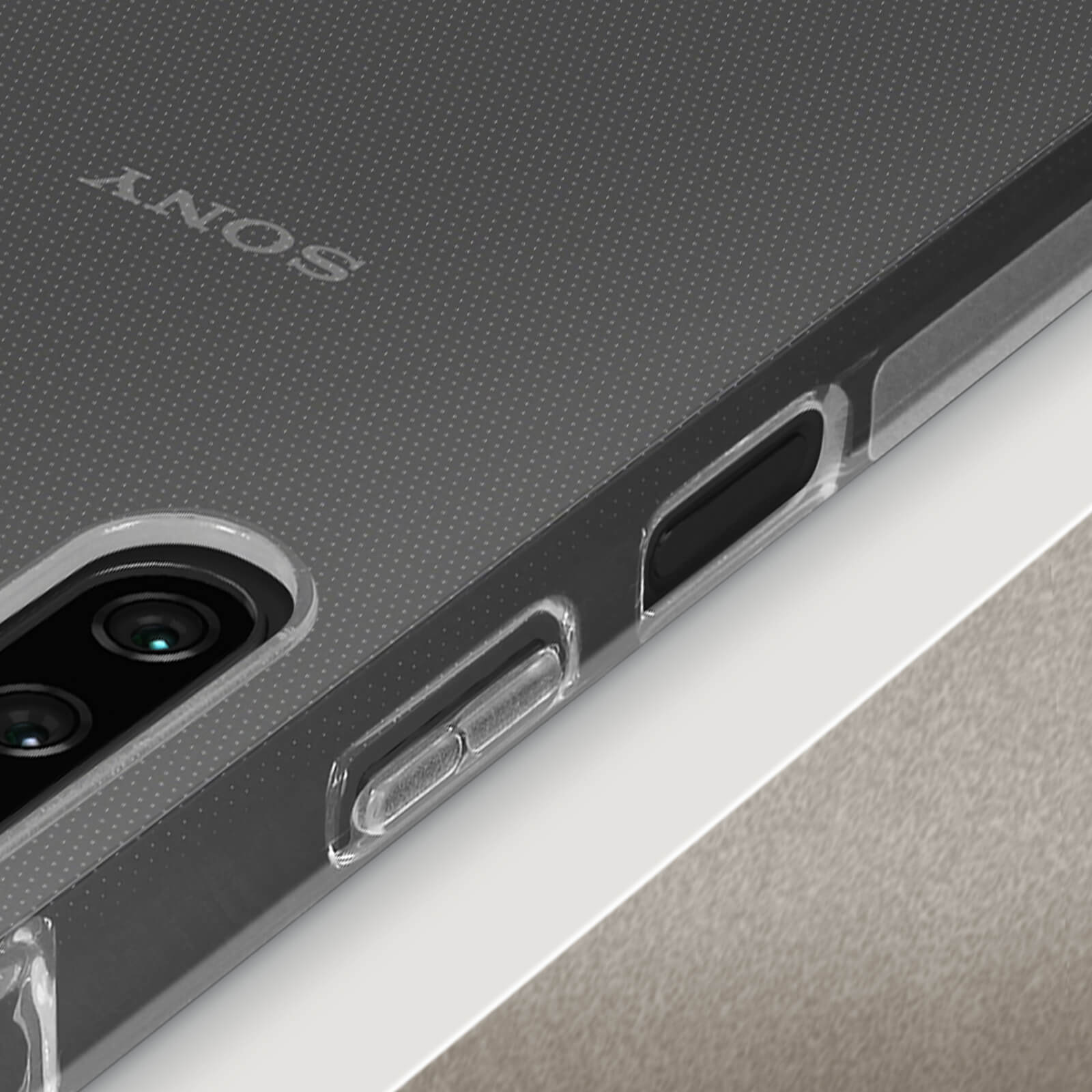 Close-up van de achterkant van een doorzichtige telefoonhoes met Sony-logo.