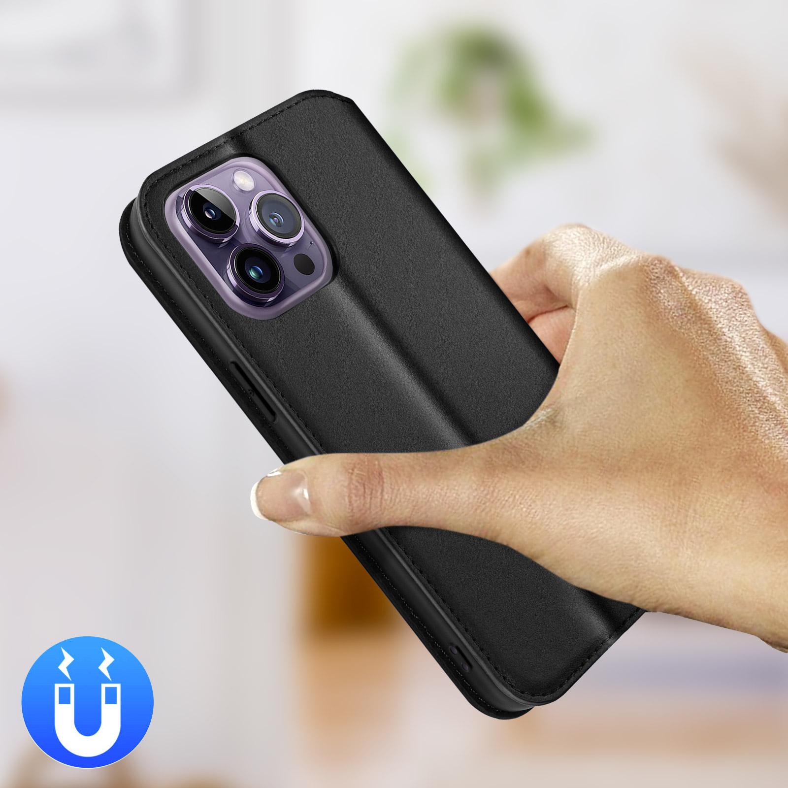 Une main tient un étui de téléphone noir avec trois objectifs de caméra et une icône aimant.