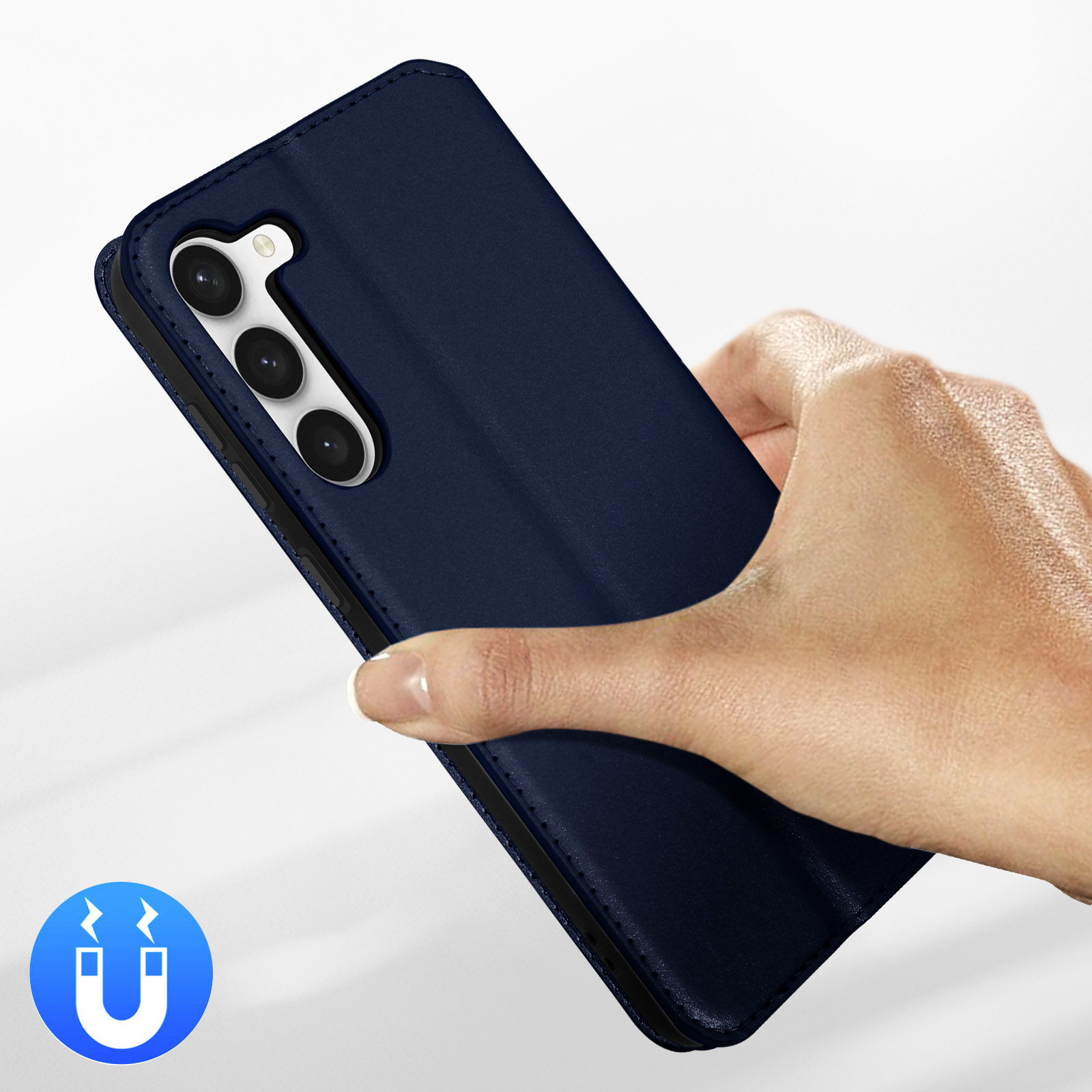 Donkerblauwe telefoonhoes met magneeticoon. Een hand houdt de hoes vast.