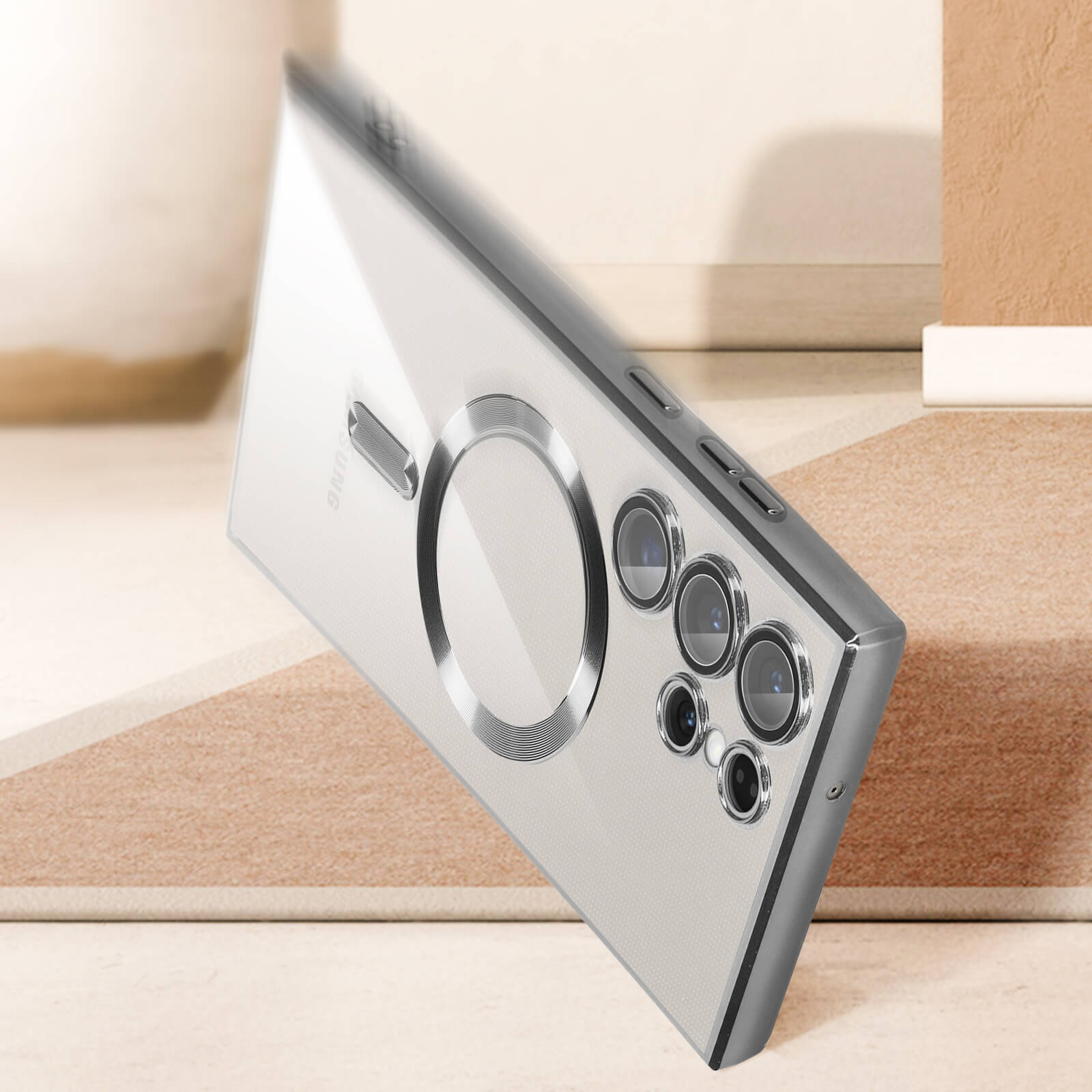 Een witte smartphone met meerdere camera's en een zilveren ring op de achterkant.
