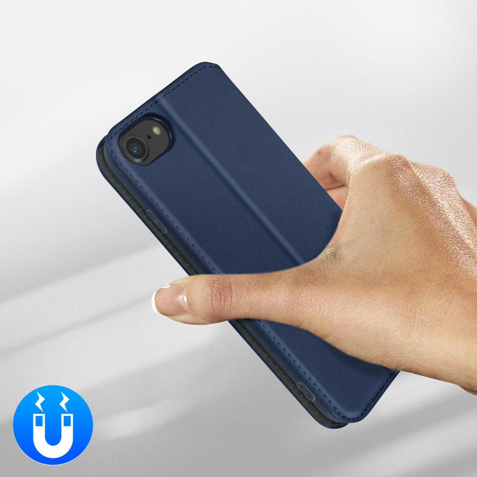 Une main tient un étui de téléphone bleu foncé à rabat magnétique.
