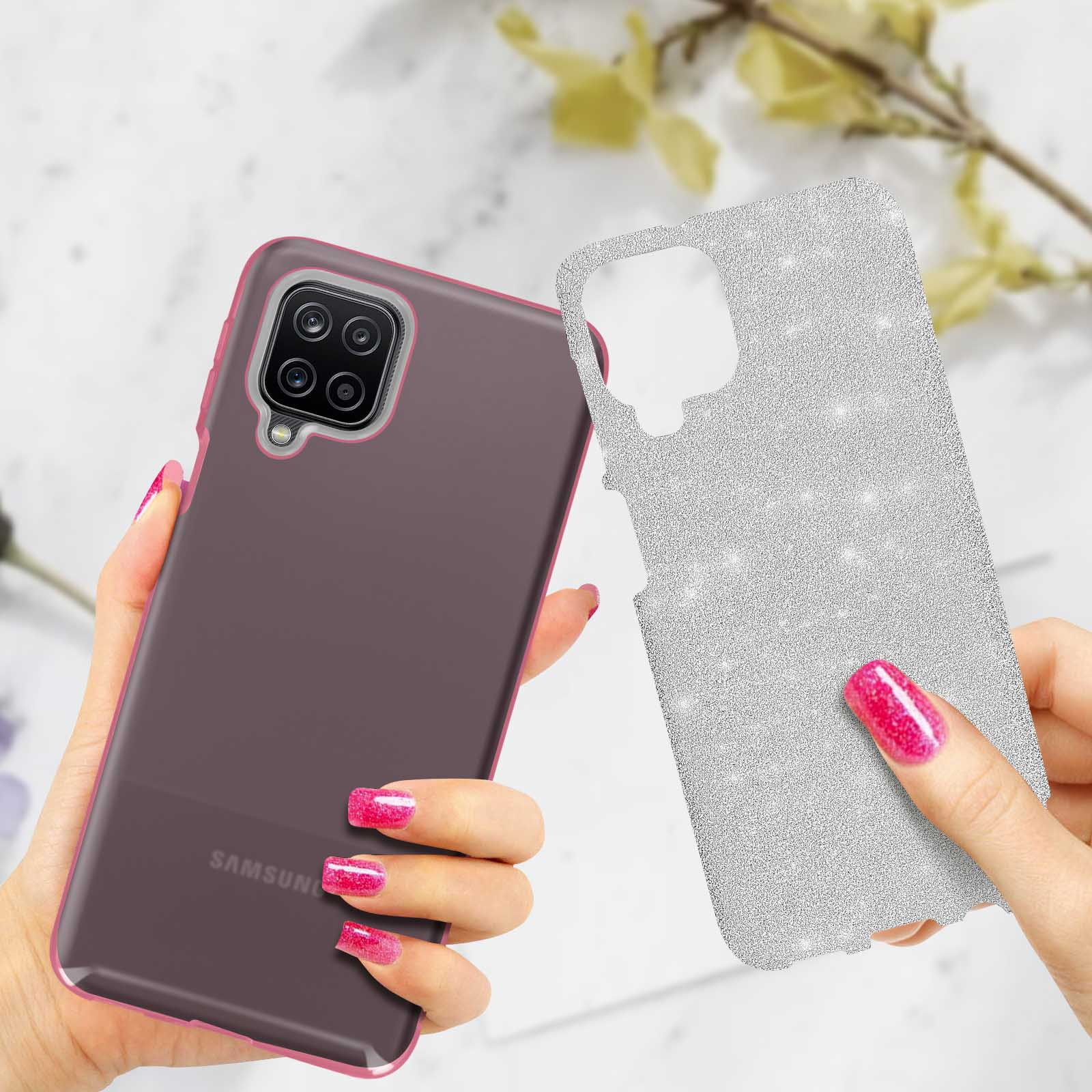Une main tient un téléphone violet, une autre une coque scintillante. Ongles roses.