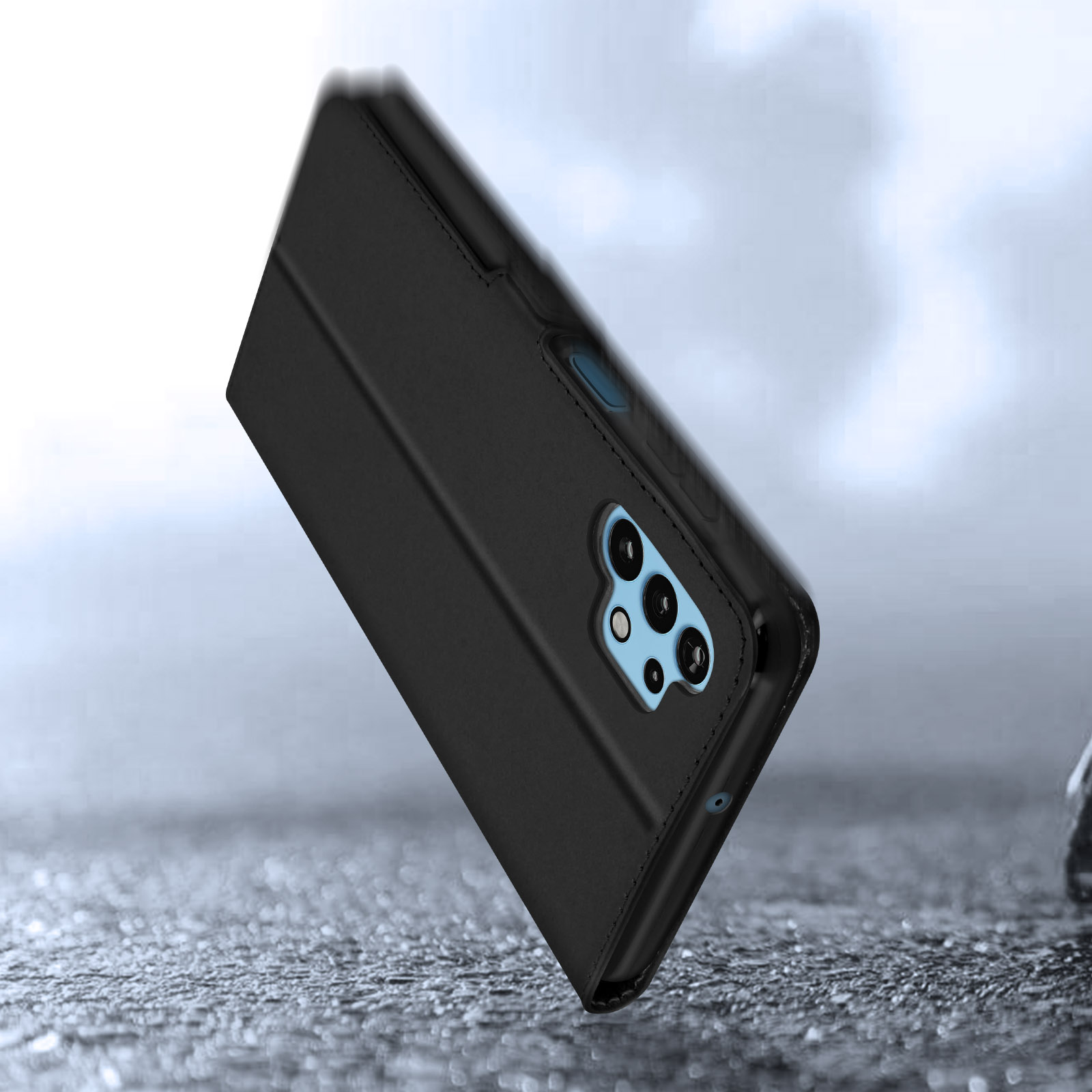 Coque de téléphone noire avec quatre caméras sur une surface mouillée.