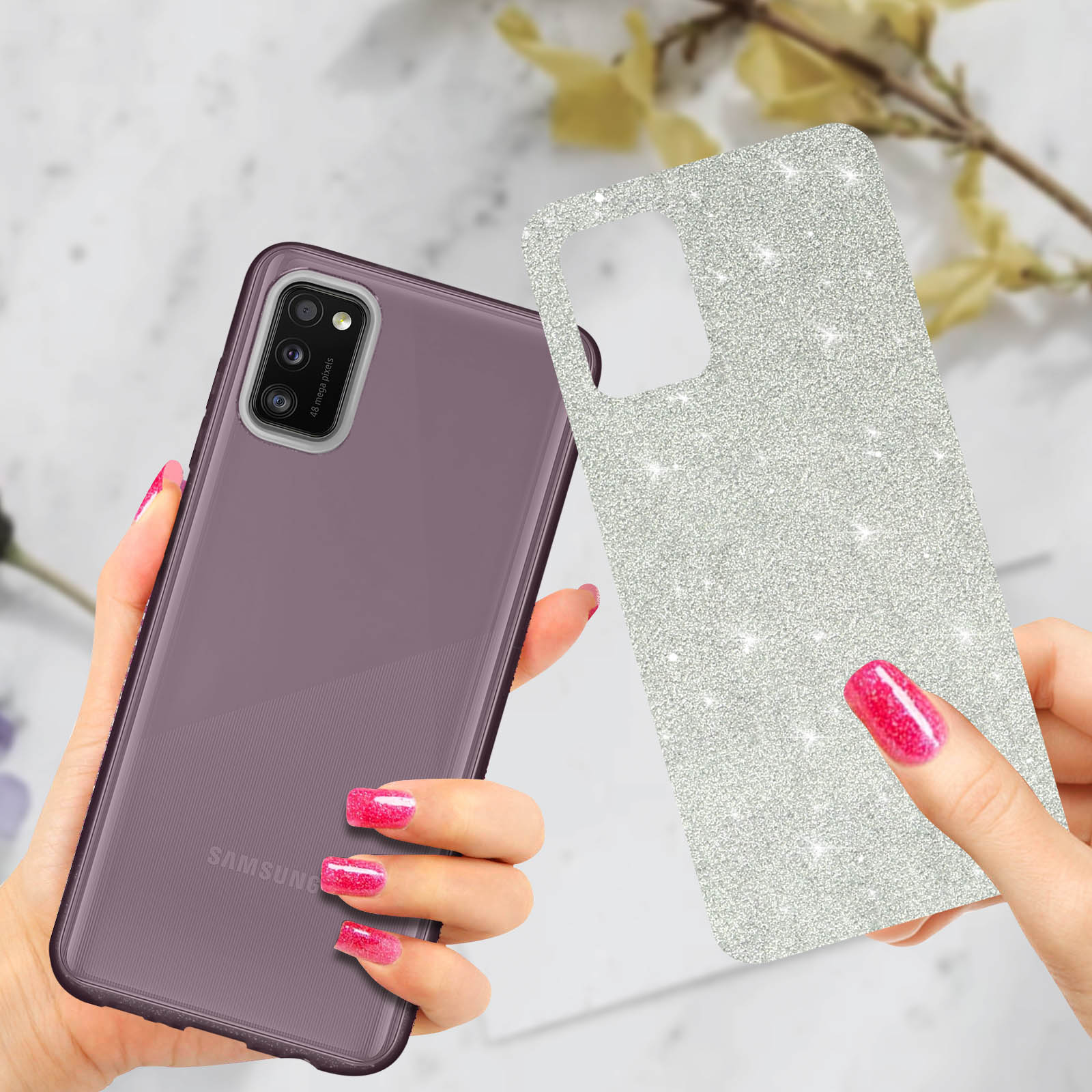 Handen houden een paarse telefoon en een zilveren glitter hoesje.