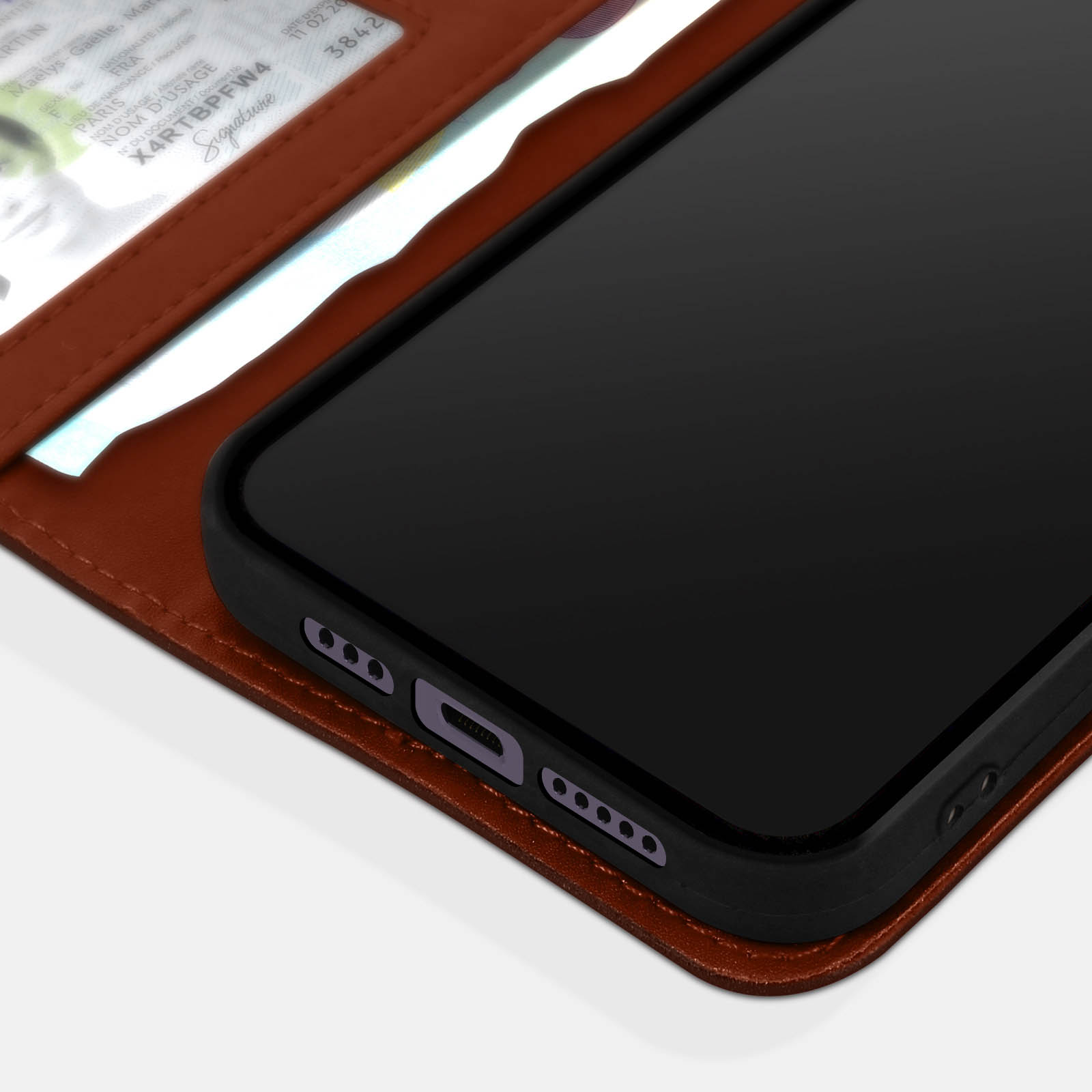 Un étui portefeuille en cuir marron contient un smartphone noir, révélant un document avec du texte.