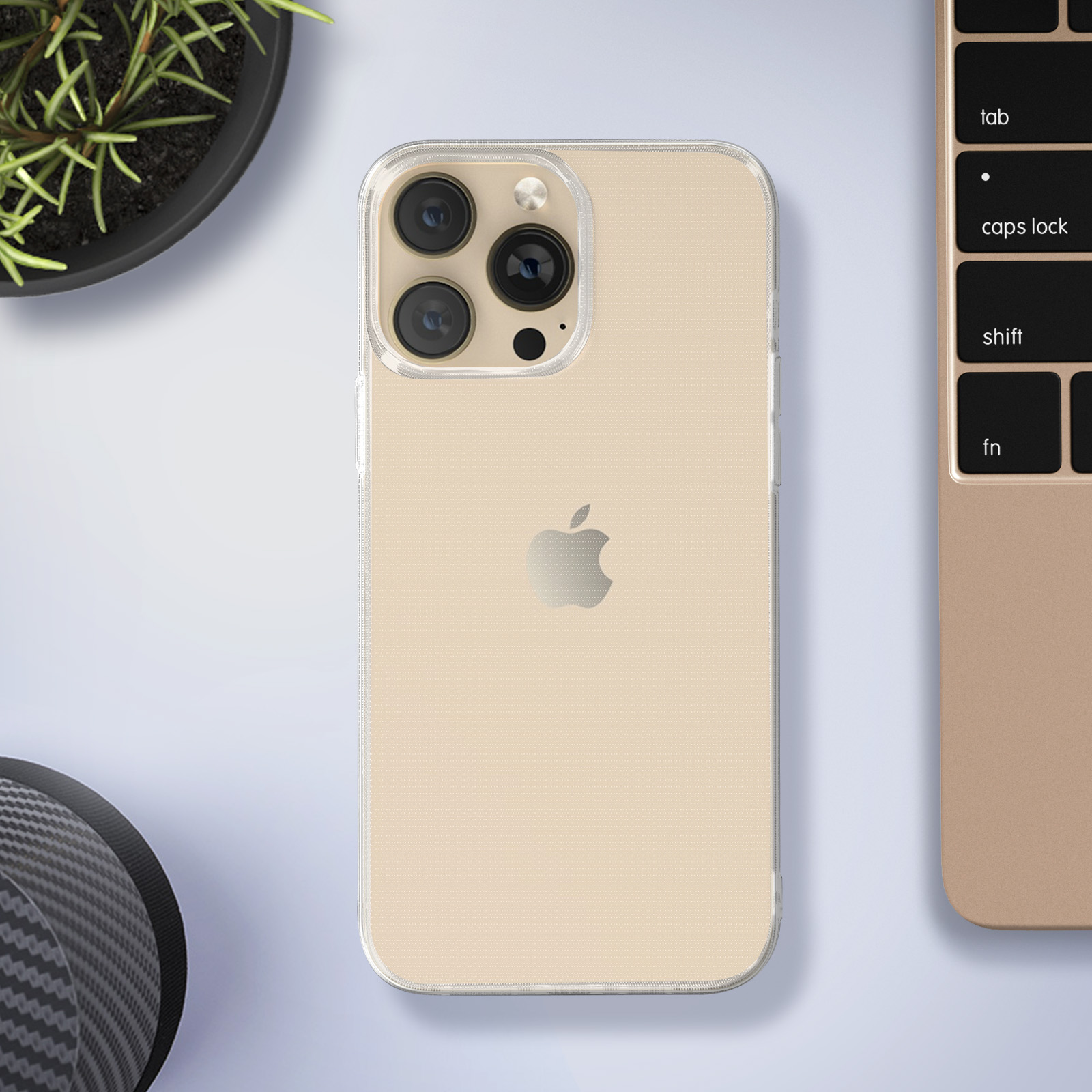 Een doorzichtige iPhone-hoes met camera-array op een bureau.