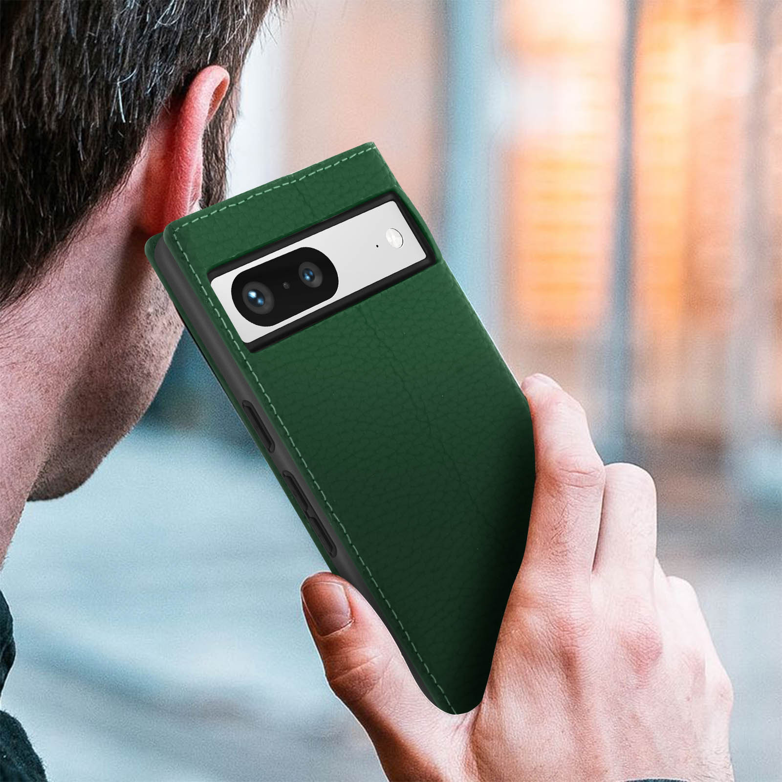 Un homme tient un téléphone vert avec un système à double objectif.