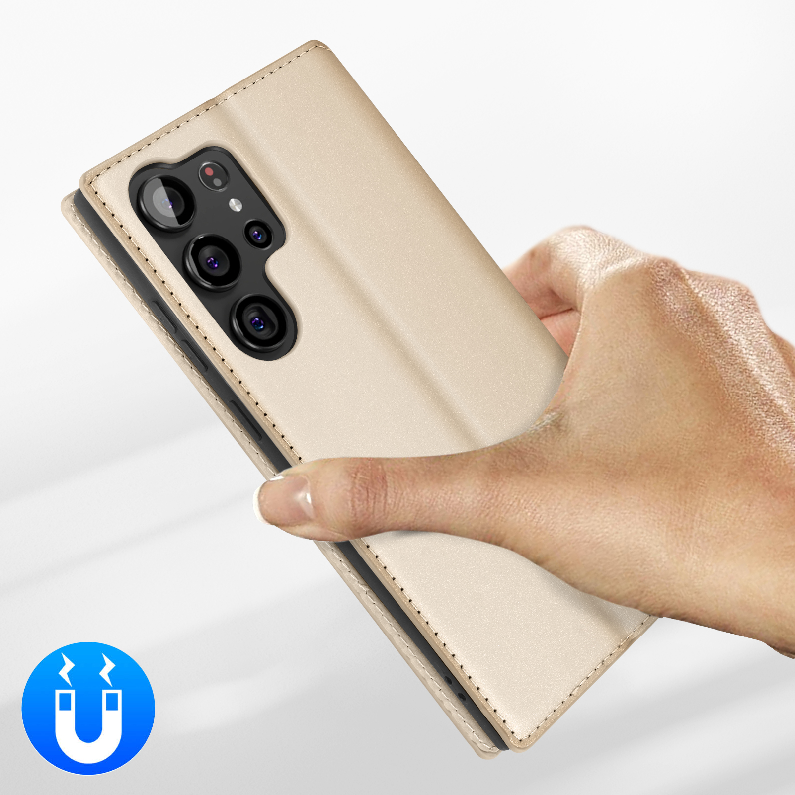 Een hand houdt een beige telefoonhoes vast met cameramodule en magneeticoon.