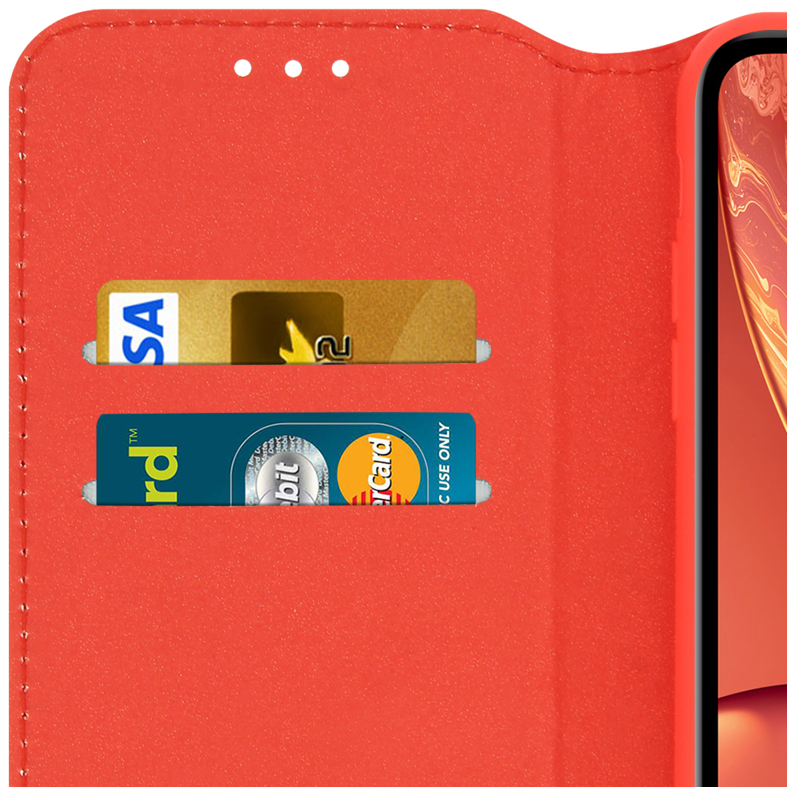 Un étui de téléphone rouge avec des fentes pour cartes, une carte Visa et une carte de débit sont visibles.