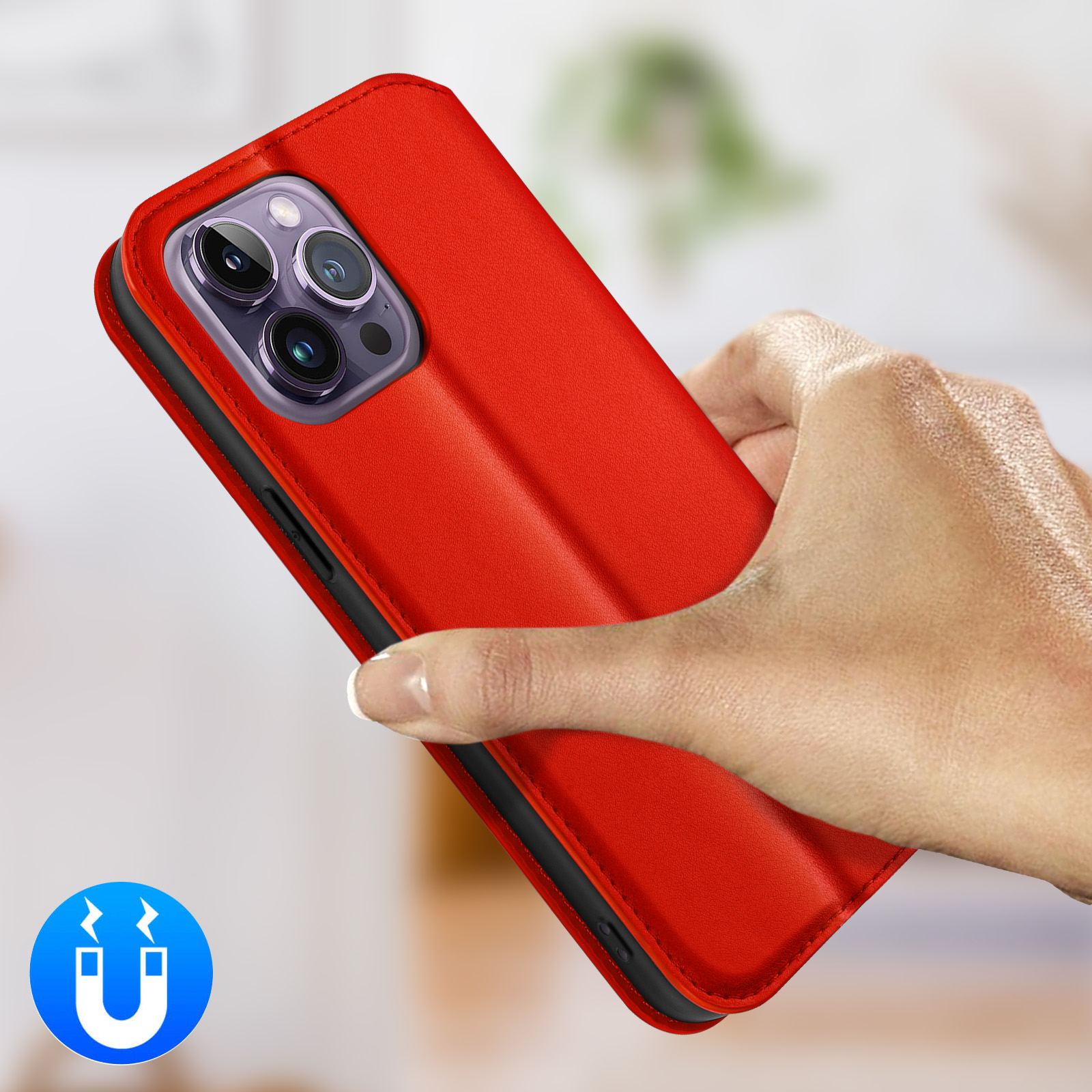 Rode telefoonhoes met magnetische sluiting en camera's, in hand.