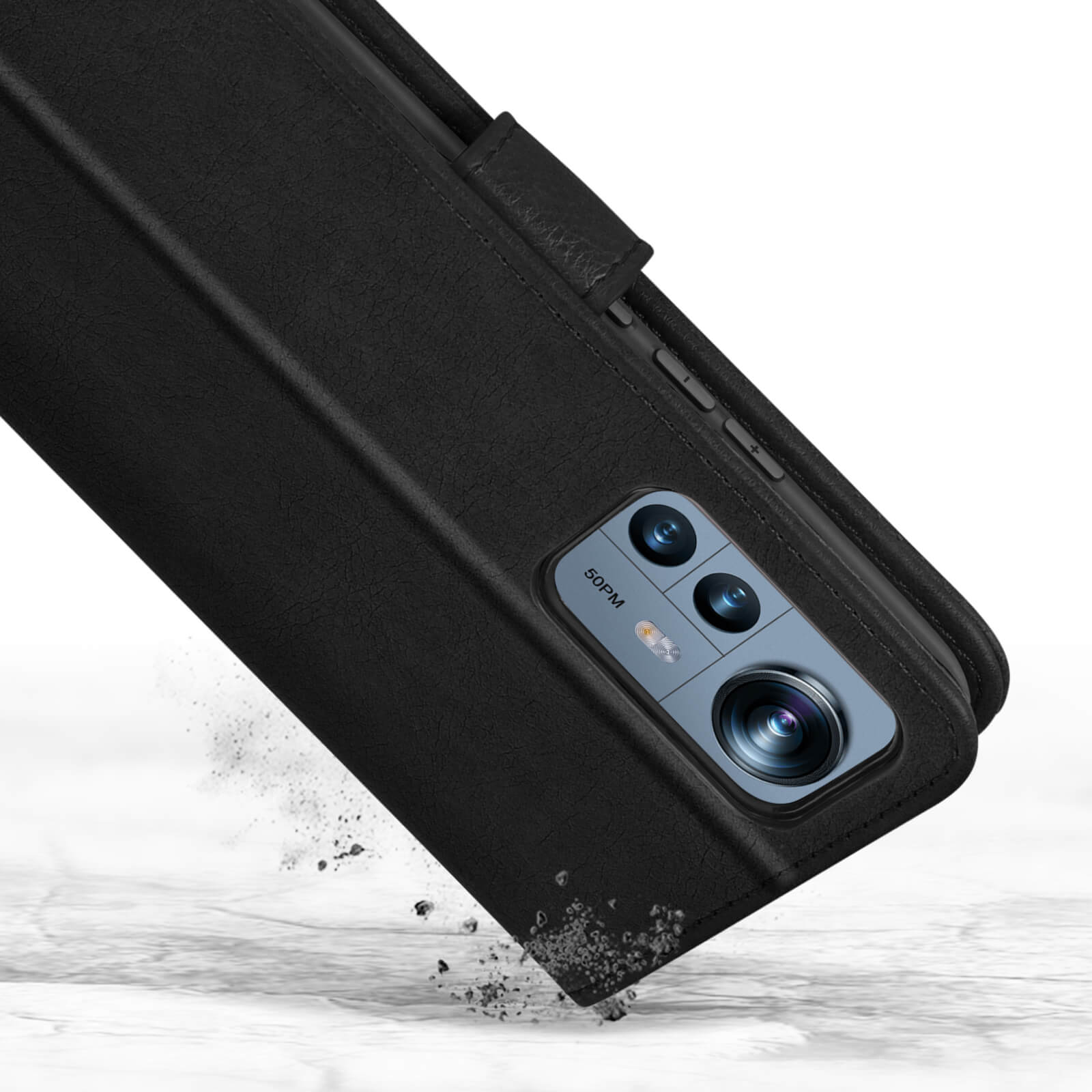 Zwarte telefoonhoes met cameralenzen en knoppen die op een wit oppervlak valt.