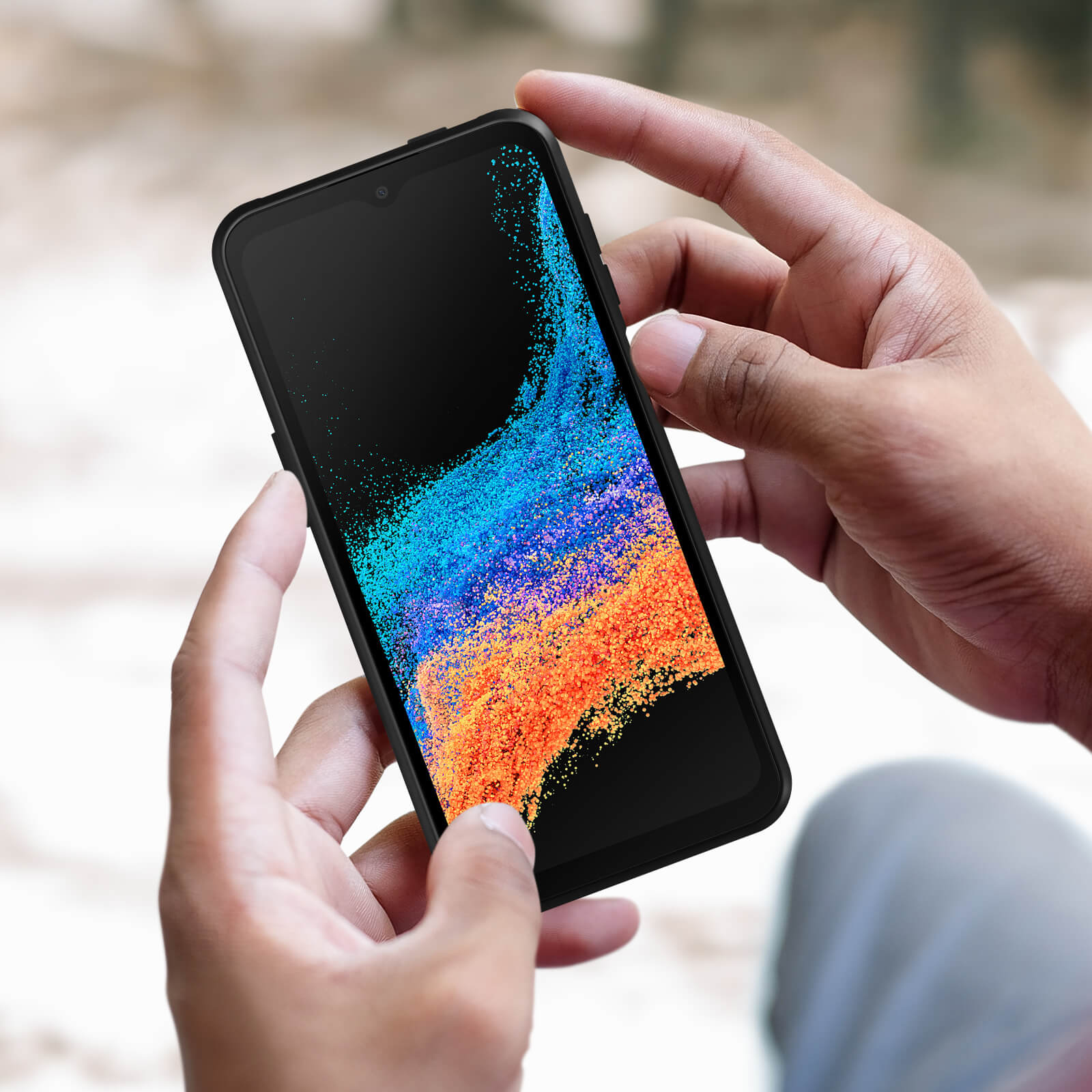 Handen houden een smartphone met kleurrijke achtergrond.