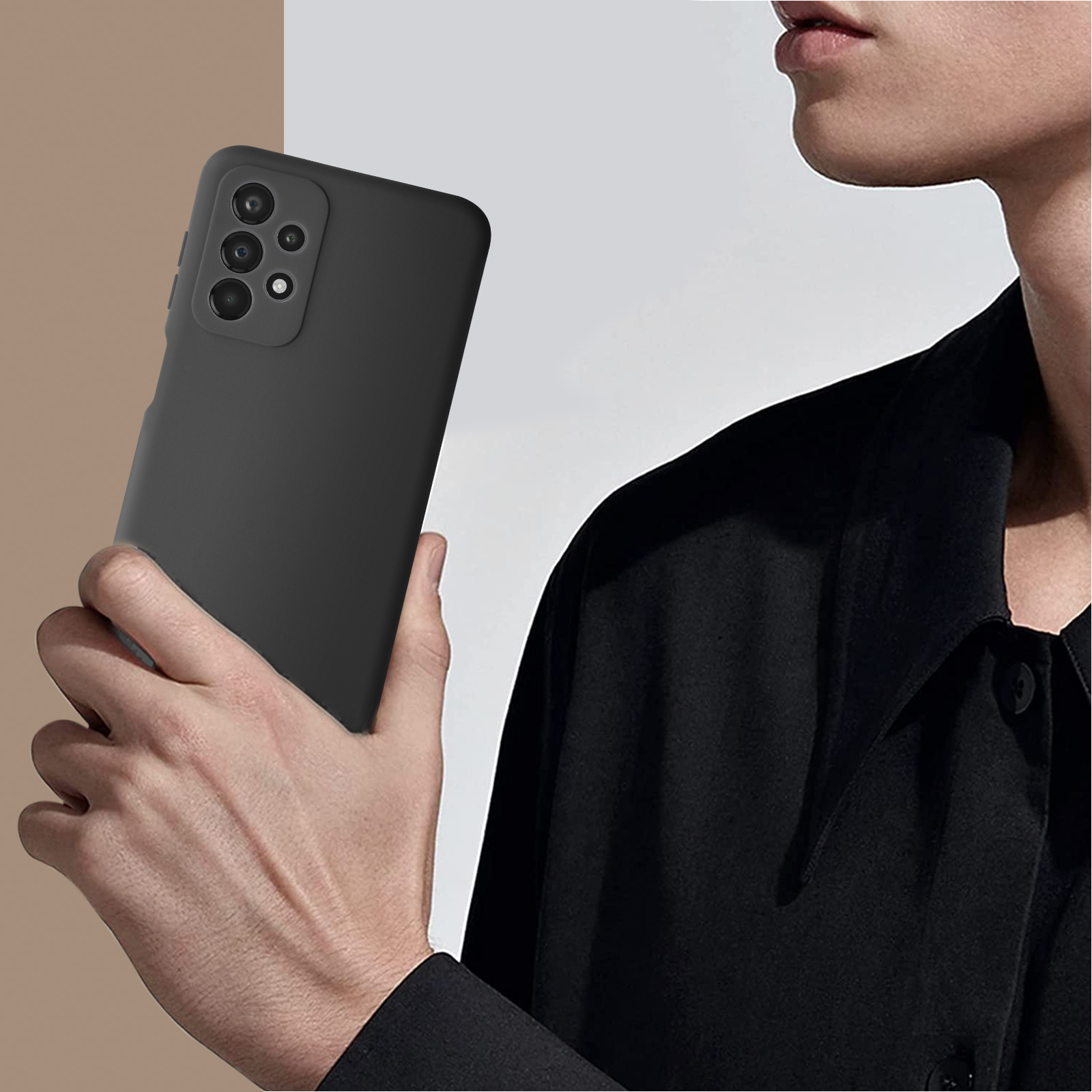 Een hand houdt een zwarte telefoonhoes vast met drie cameralenzen.