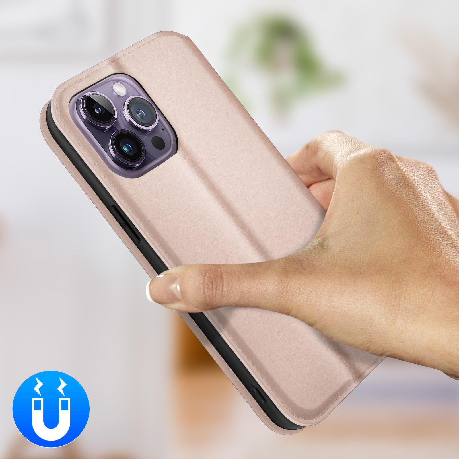Hand houdt roze telefoon met camera vast. Magneet-icoon linksonder.