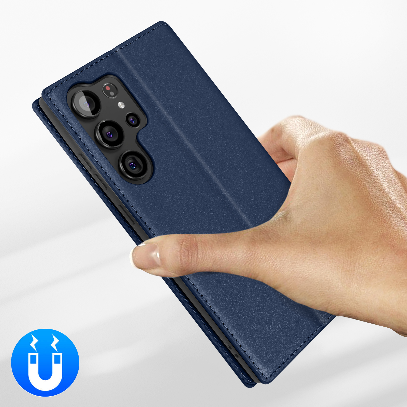Hand houdt donkerblauwe telefoonhoes met camera-uitsparing vast. Magneeticoon.