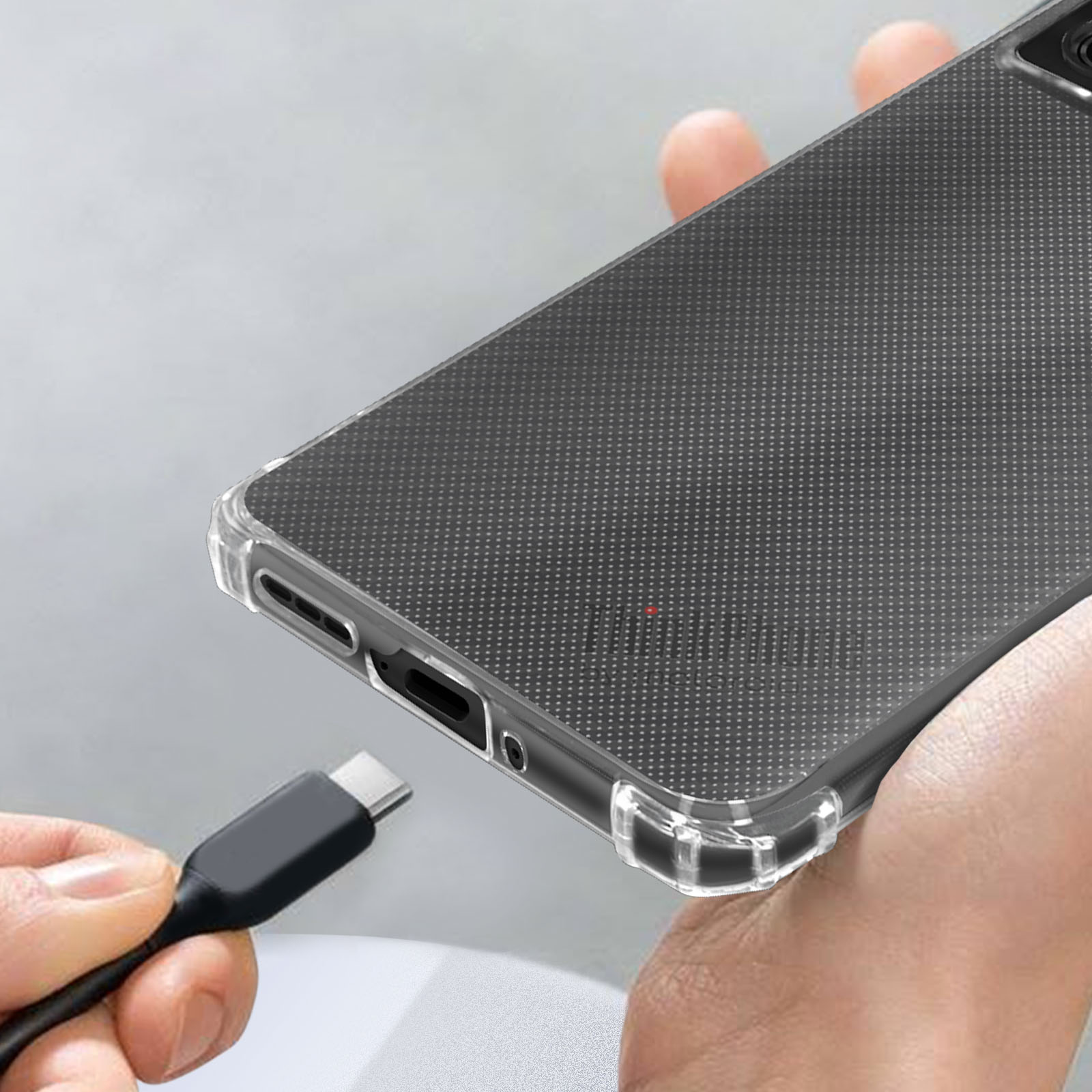 Een hand steekt een USB-C-kabel in een doorzichtige telefoonhoes.