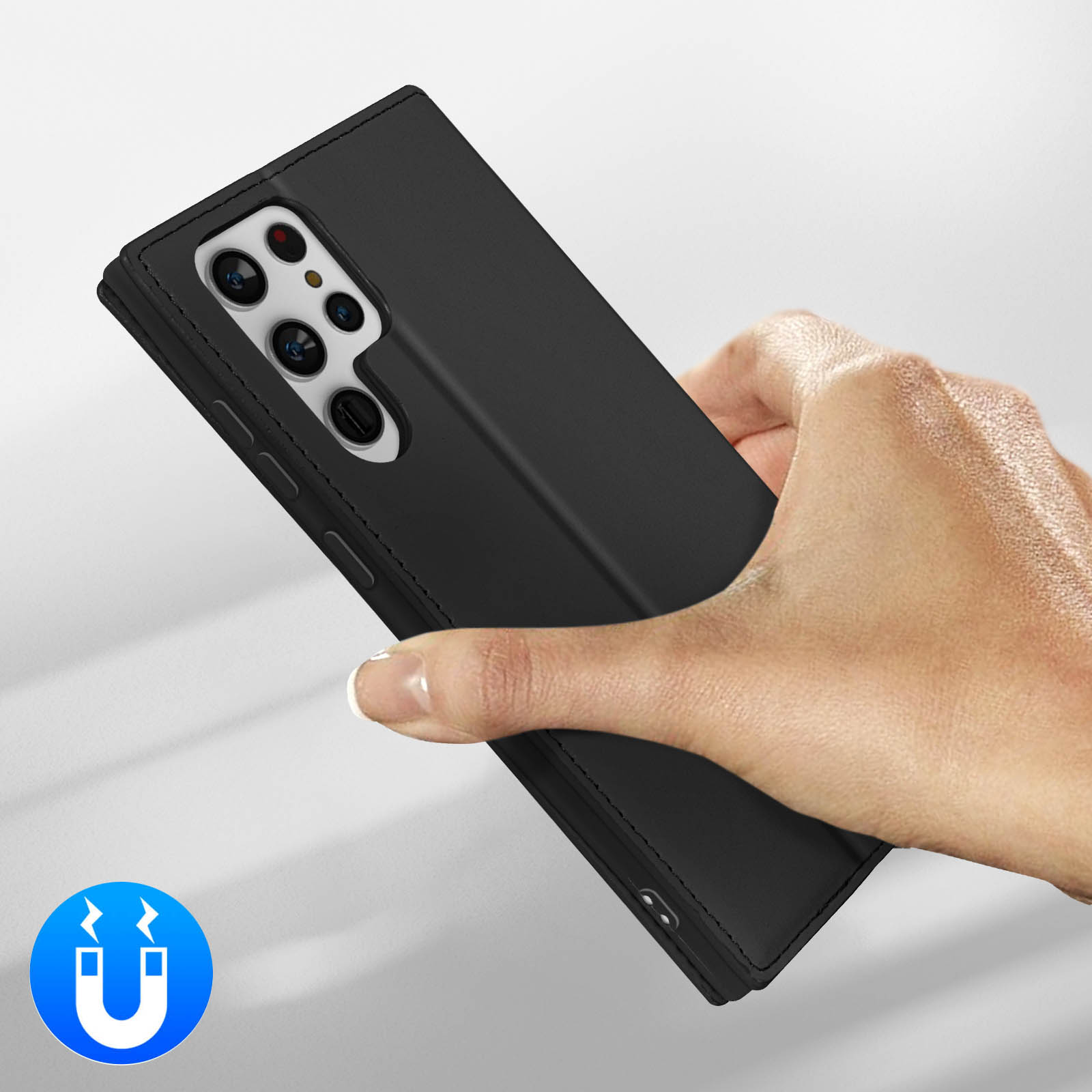 Une main tient un étui de téléphone noir avec découpe caméra et symbole magnétique.