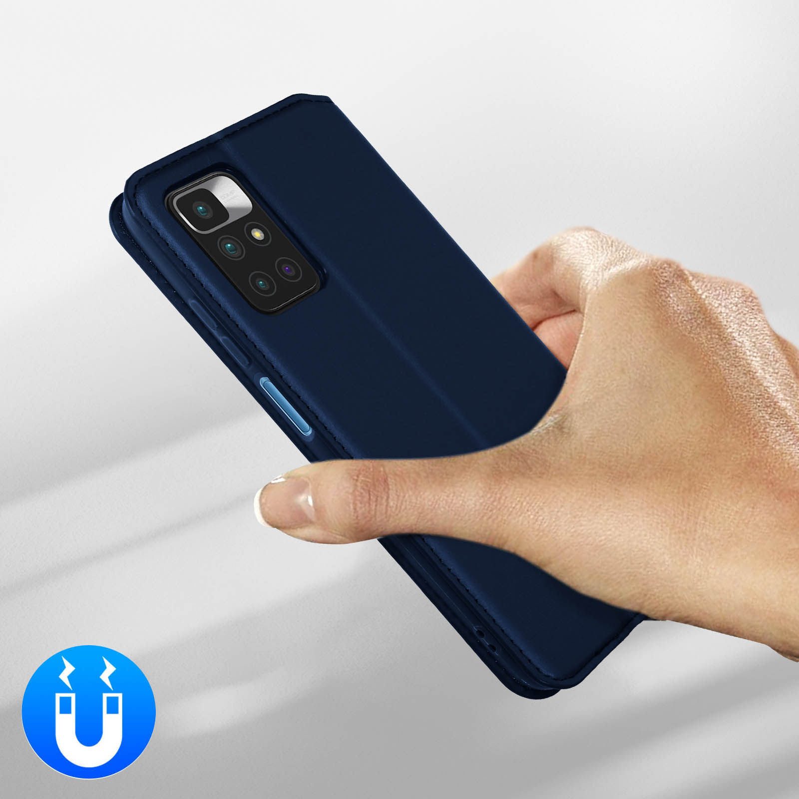 Une main tient un étui de téléphone bleu foncé avec découpe caméra.