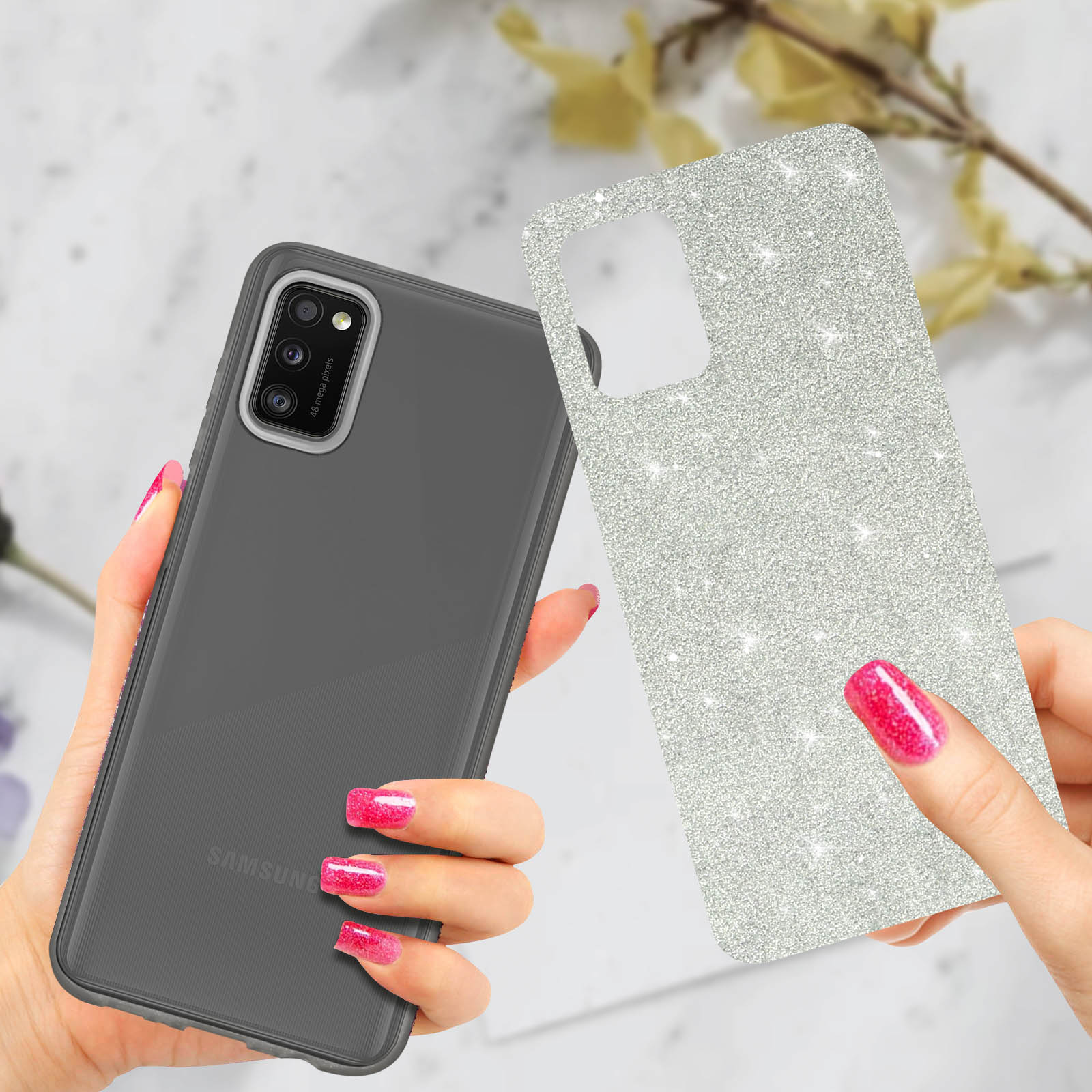 Een persoon houdt een smartphone en een glitter telefoonhoesje vast.