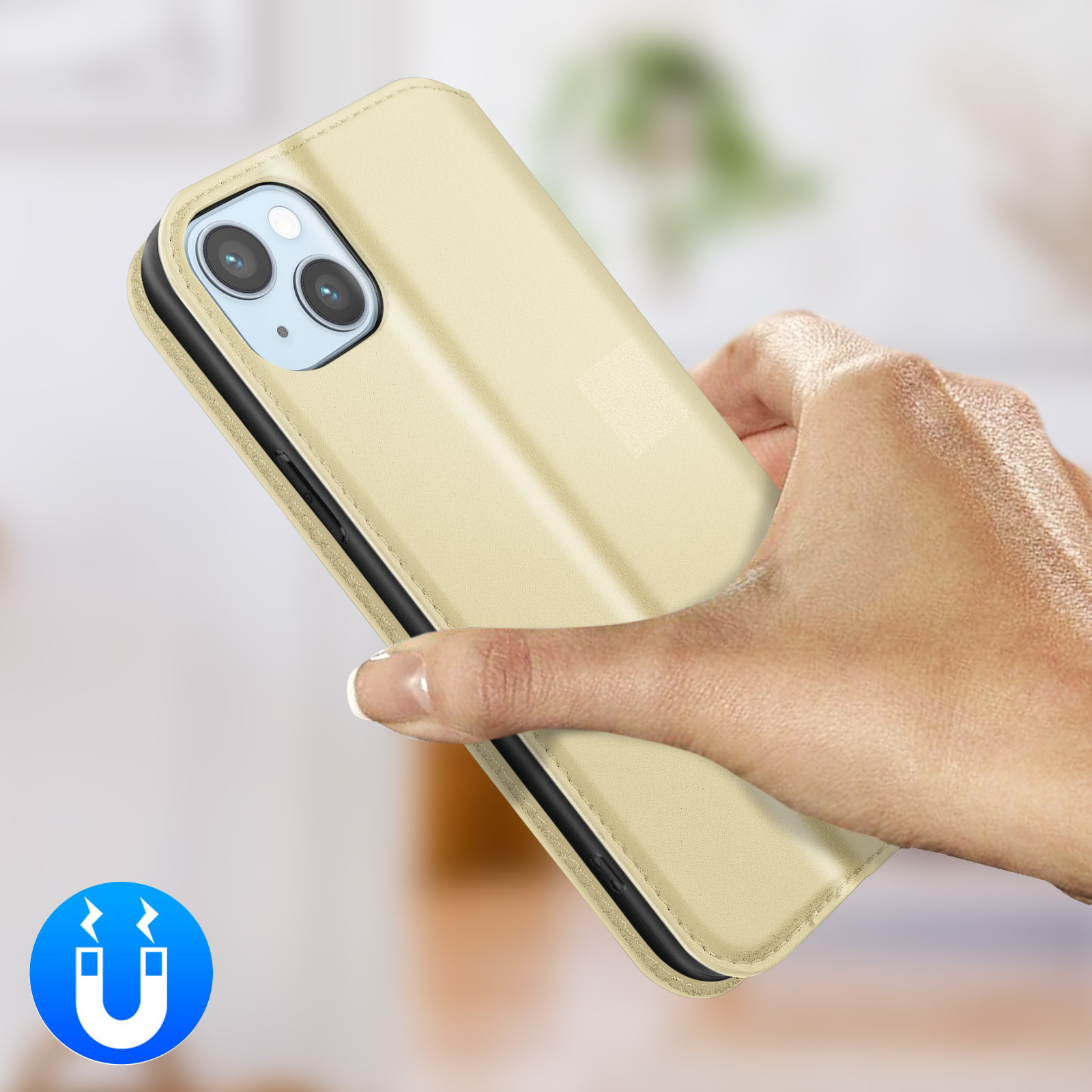 Een hand houdt een lichtgele klaptelefoon met cameramodule vast.