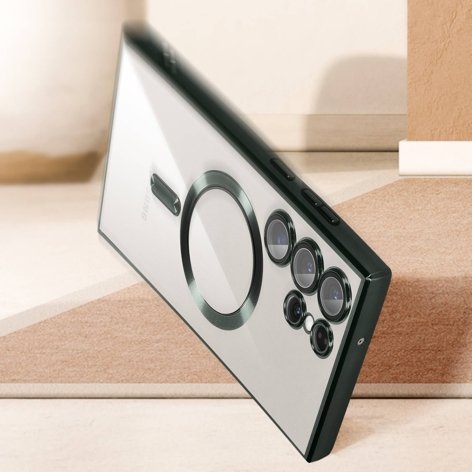 Een doorzichtige telefoonhoes met donkergroen frame toont meerdere camera's en een cirkelvormige ring.
