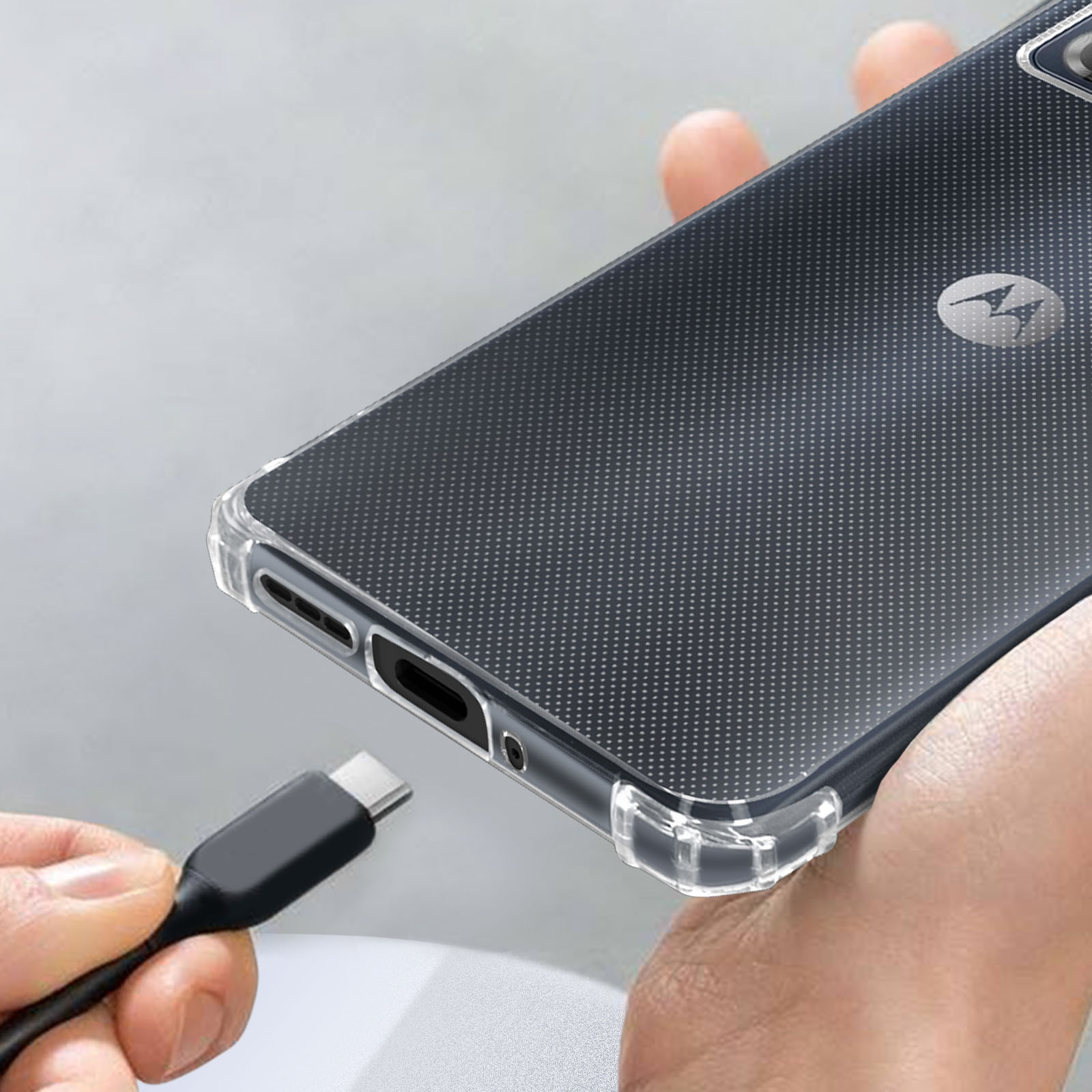 Een hand steekt een USB-C kabel in een doorzichtige telefoonhoes.