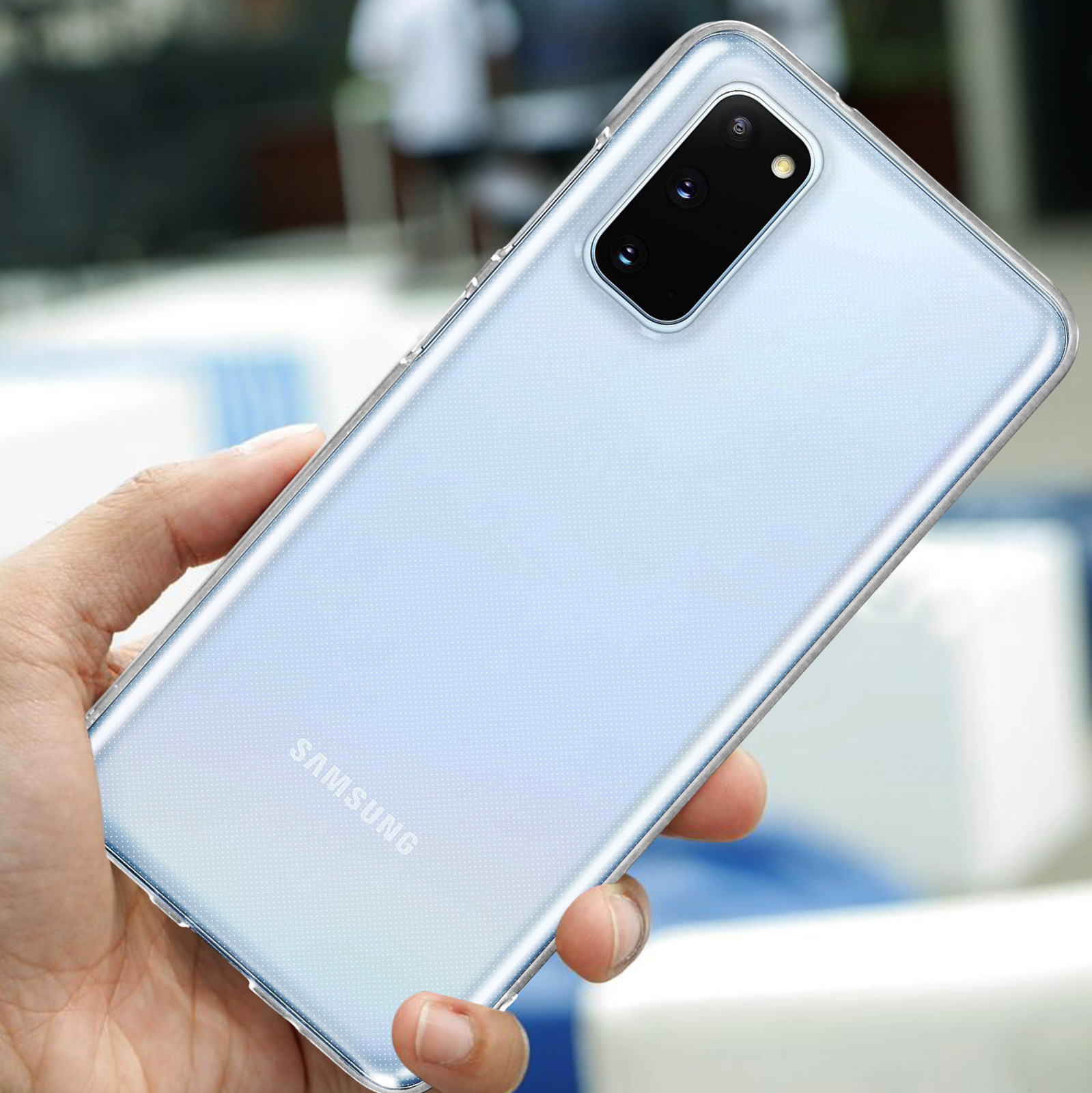 Une main tient un smartphone Samsung bleu clair avec un bloc caméra arrière.