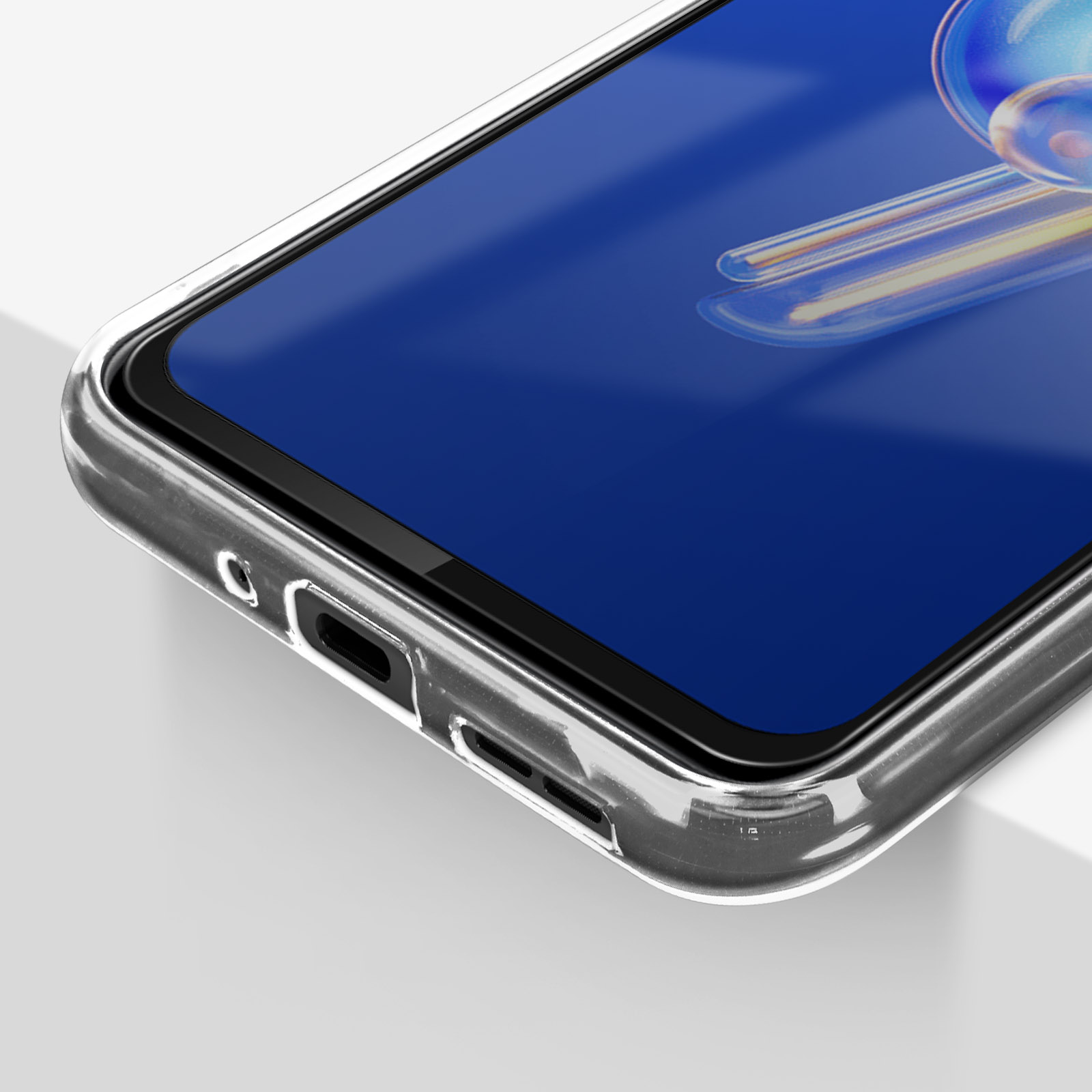 Close-up van een doorzichtige telefoonhoes met oplaadpoort en luidsprekergril.