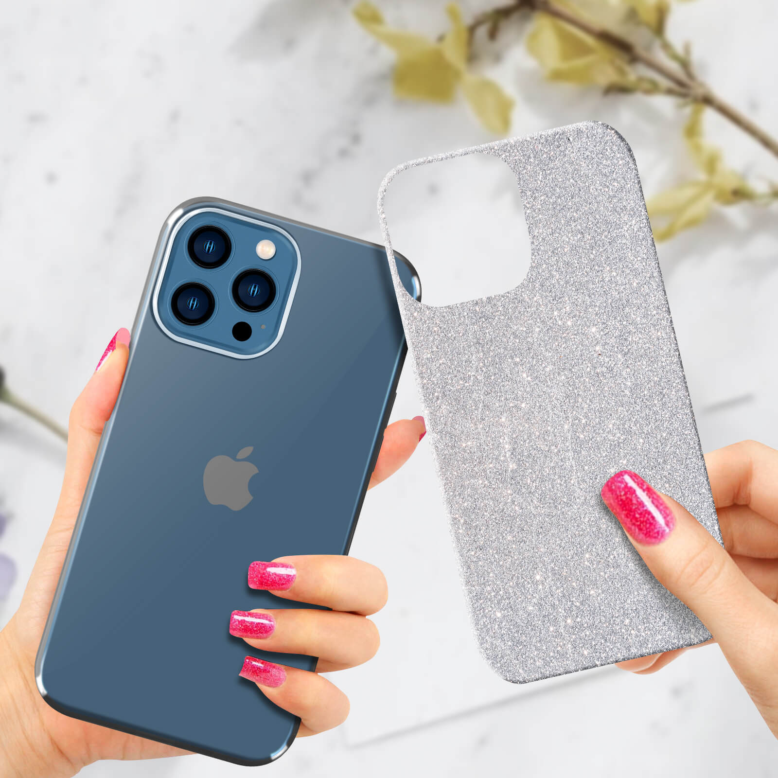 Una persona tiene un iPhone blu e una cover argentata glitterata.