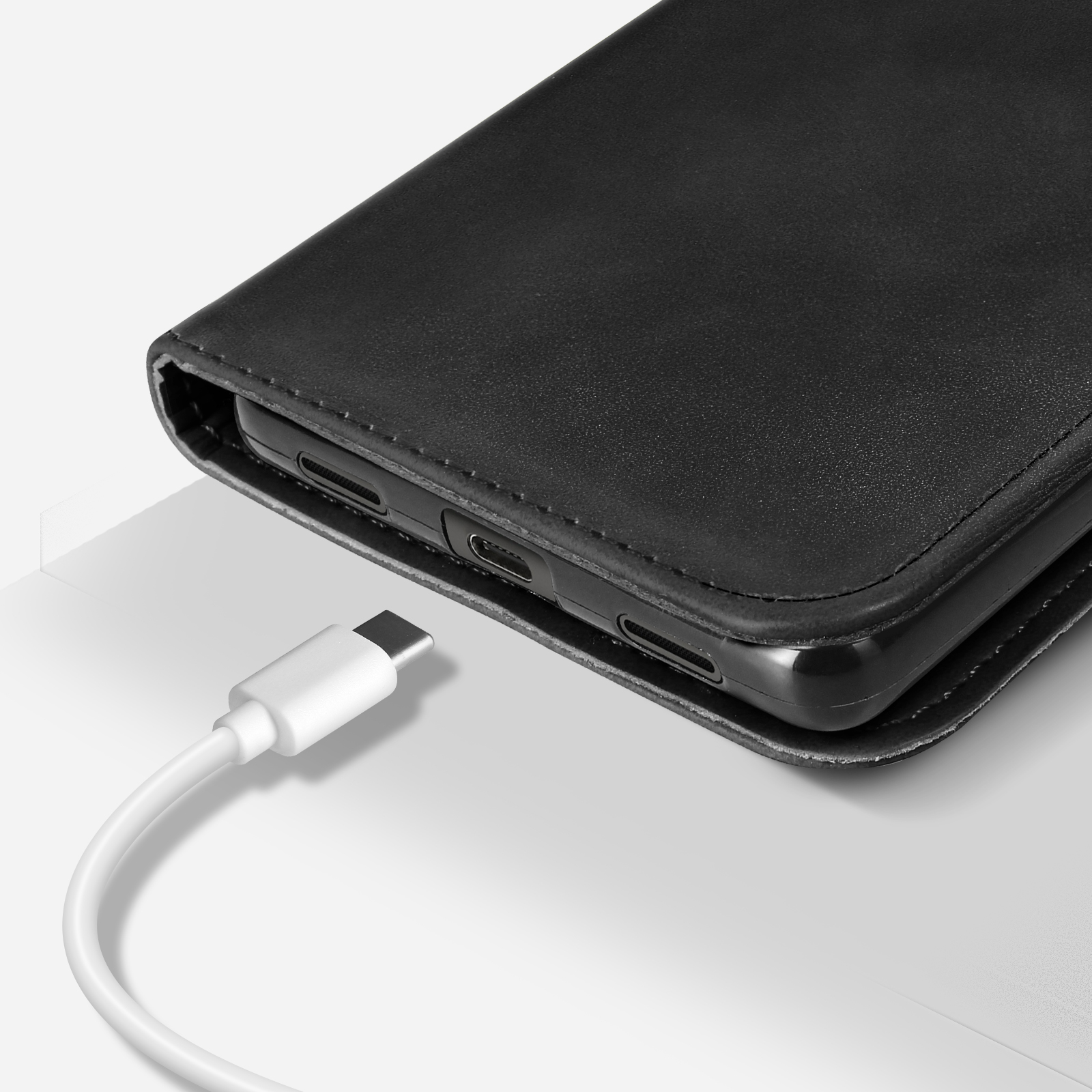 Zwarte telefoonhoes met witte USB-C oplaadkabel.