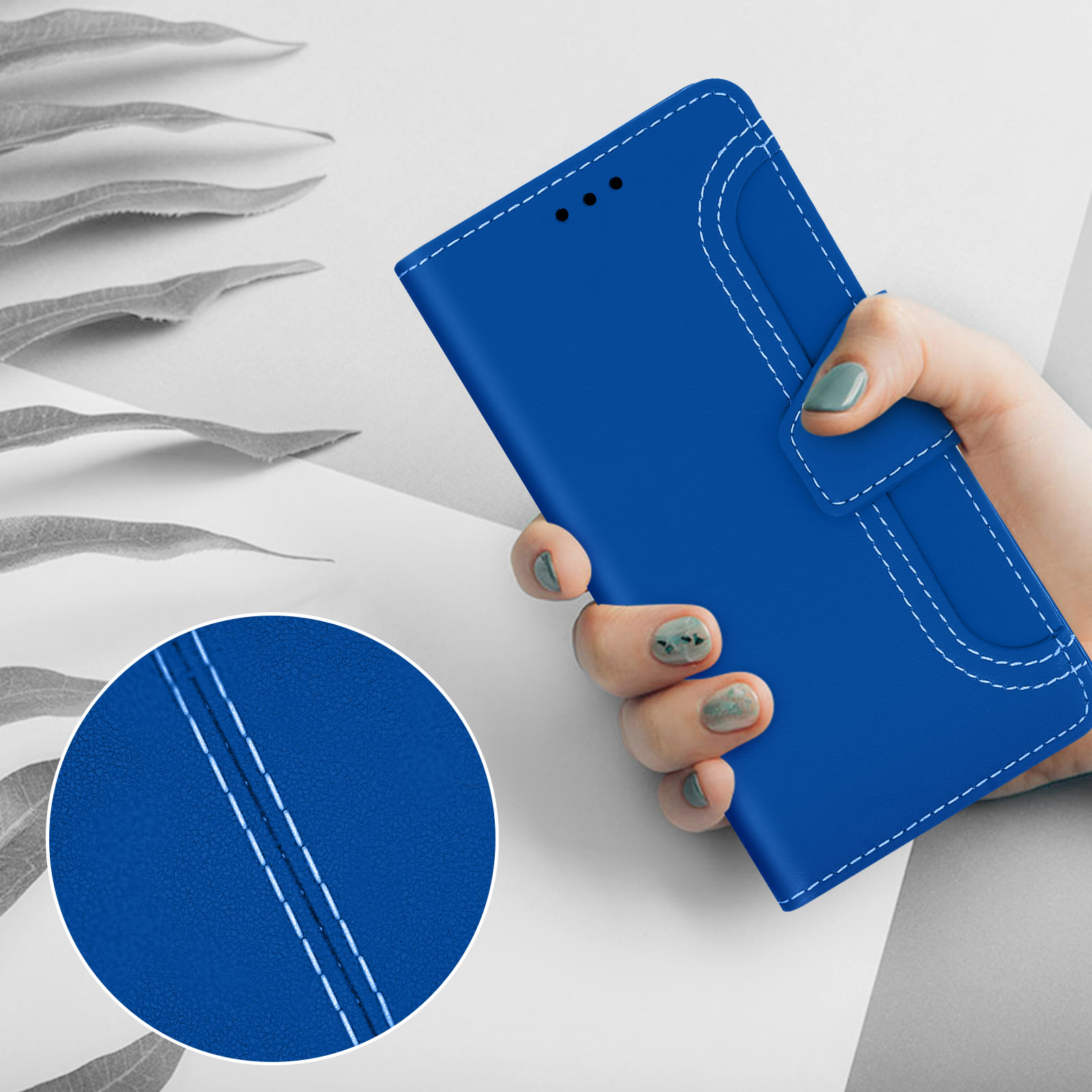 Custodia blu per telefono con cuciture bianche, tenuta da una mano con unghie dipinte.