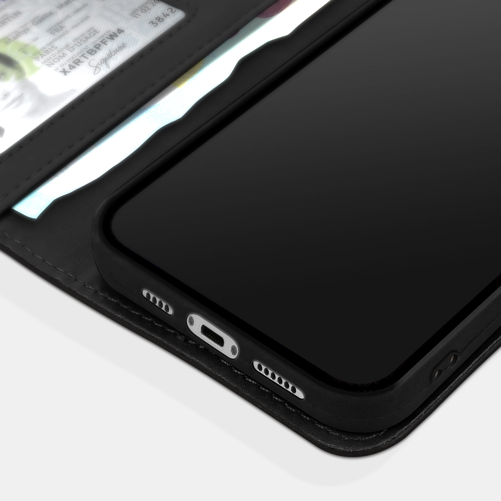 Un smartphone noir dans un étui noir avec des documents.
