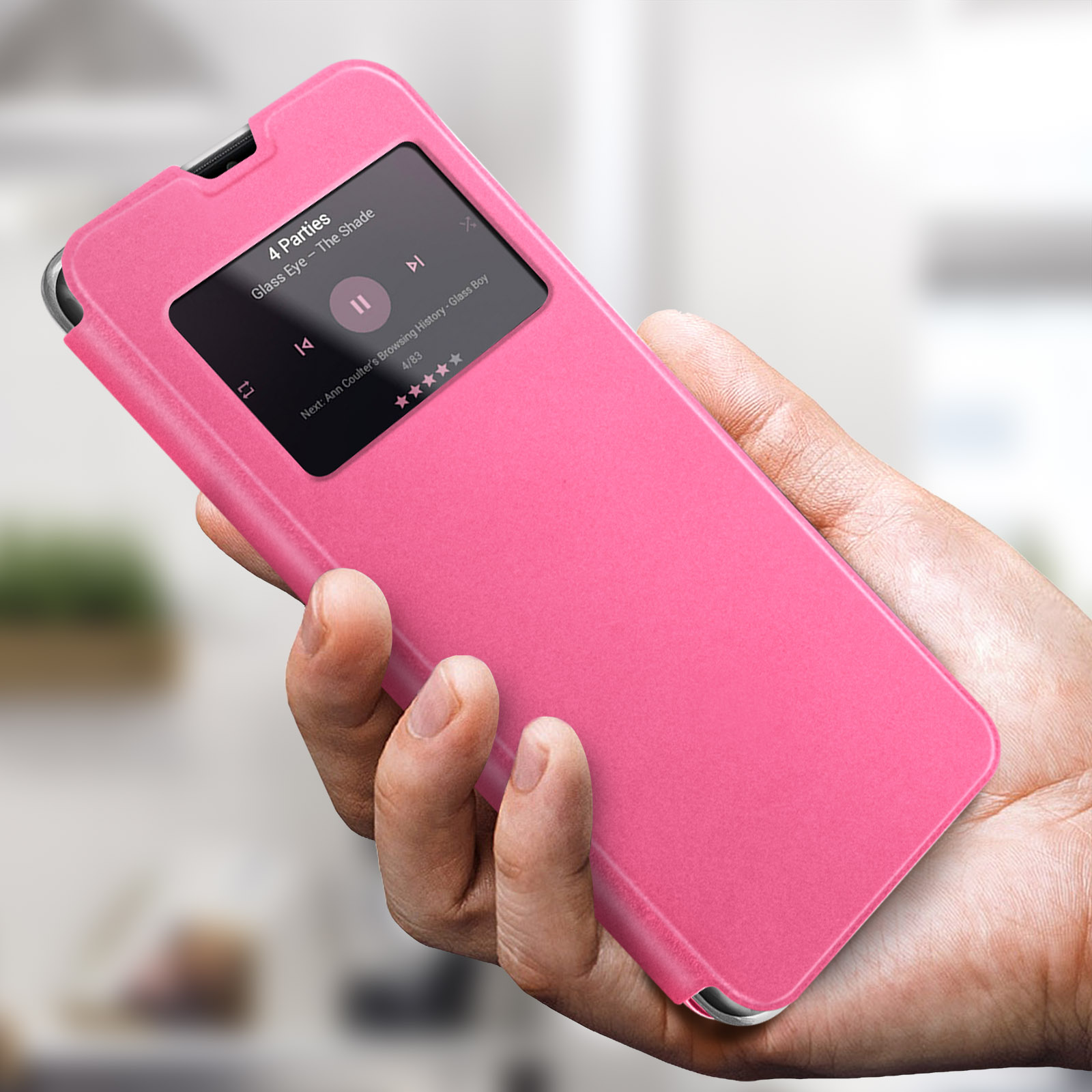 Una mano tiene un telefono rosa con schermo coperto che mostra la riproduzione musicale.