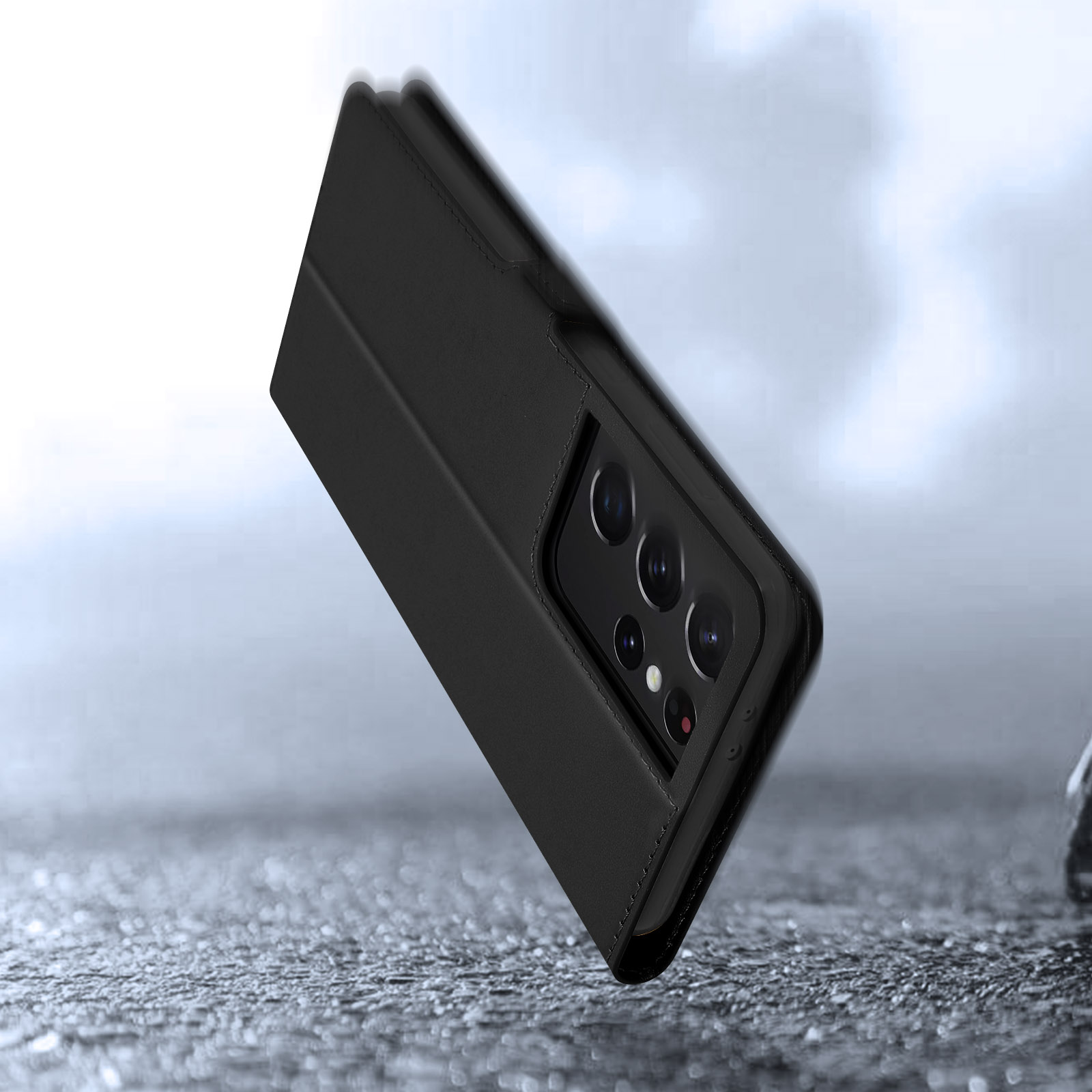 Custodia nera per telefono con ritaglio fotocamera su superficie bagnata.