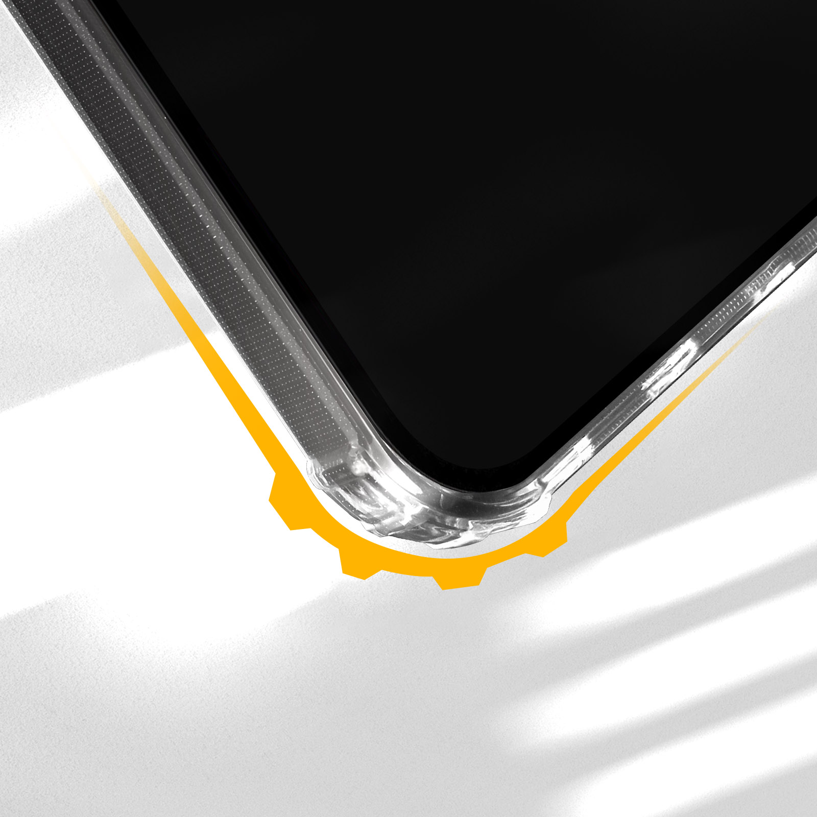 Gros plan d'une coque de téléphone transparente avec un accent jaune.