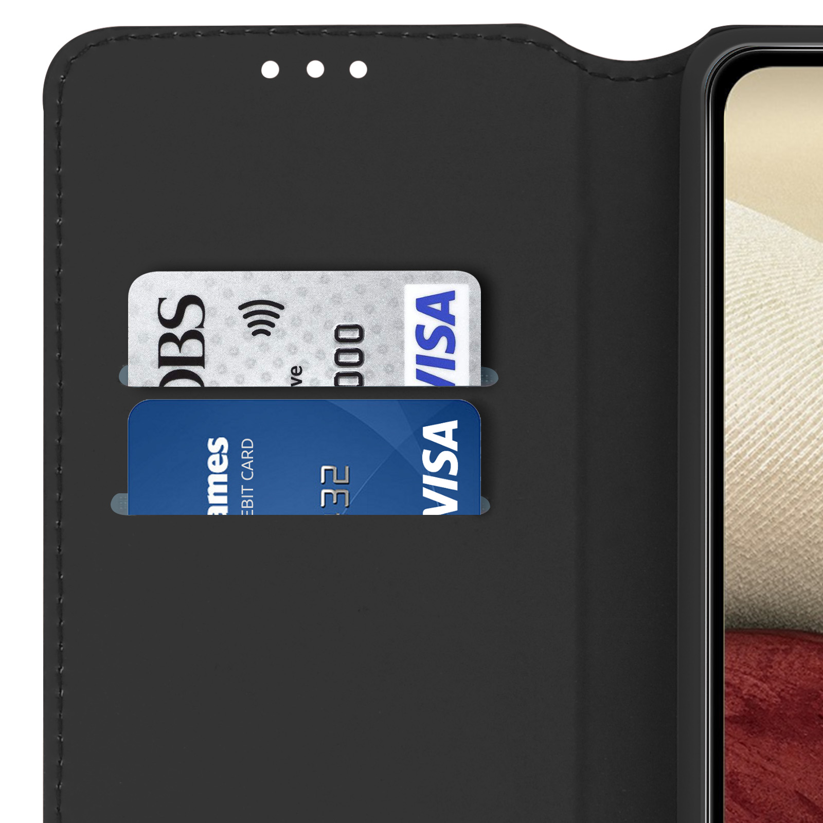 Étui de téléphone noir avec fentes pour cartes, contenant une carte DBS et une carte Visa.