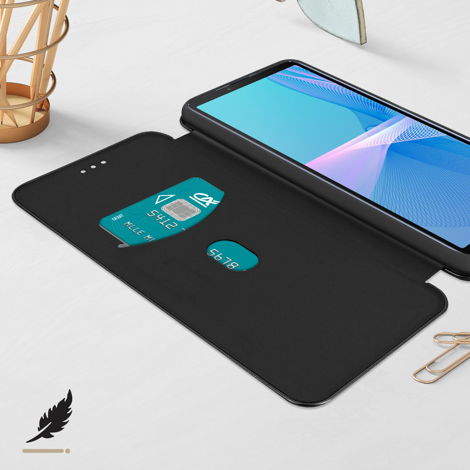 Uno smartphone con custodia nera aperta, una carta di credito numero 5412 è sopra.