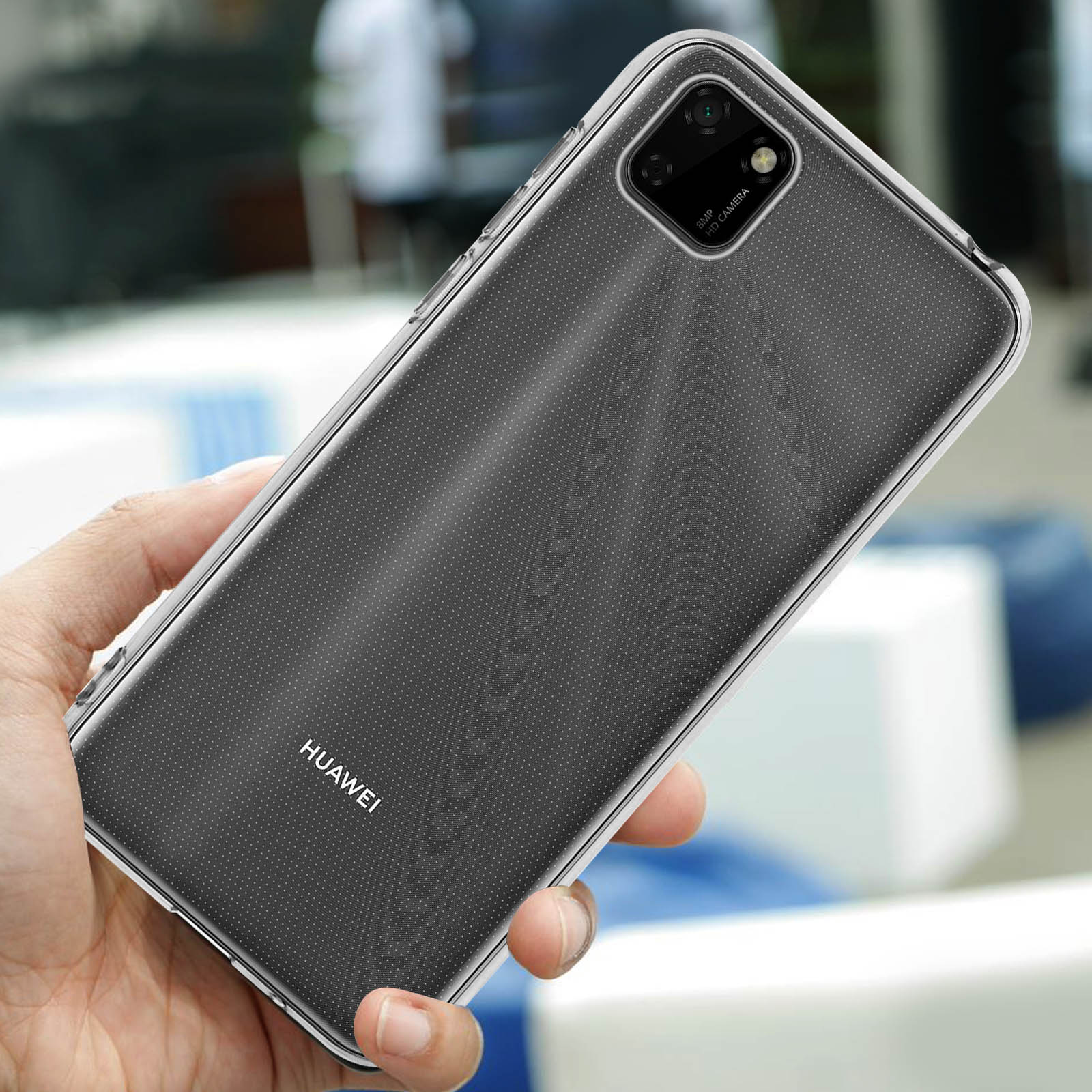 Een hand houdt een transparante telefoon vast met Huawei-logo en dubbele camera.