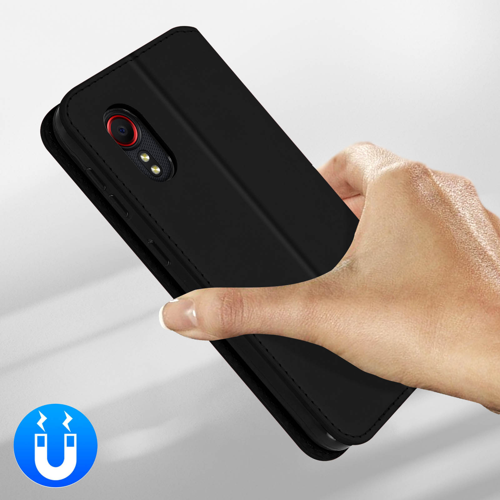 Une main tient un étui de téléphone noir. Symbole magnétique à gauche.