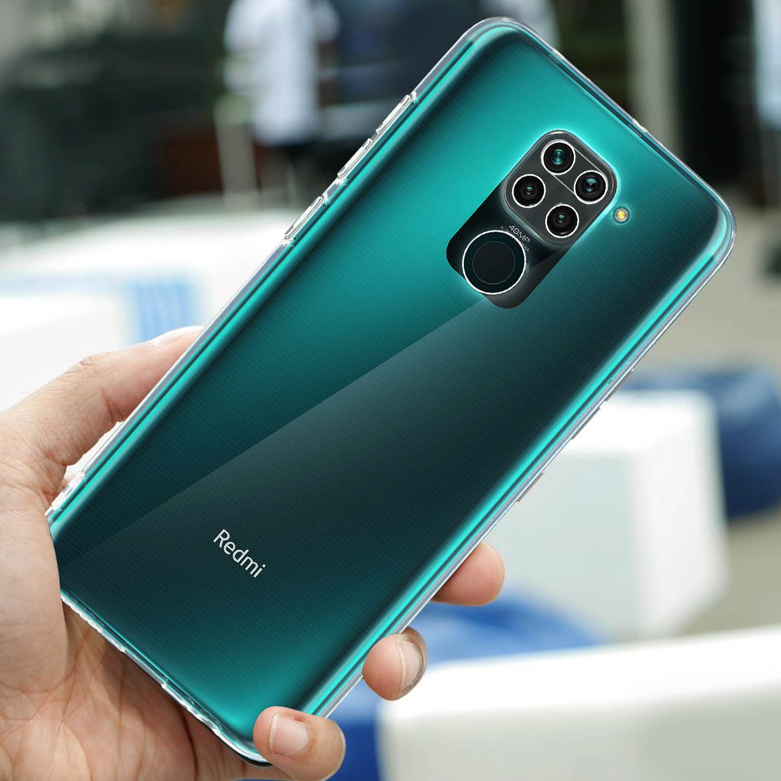 Een hand houdt een groene smartphone vast met vier camera's en het Redmi-logo.