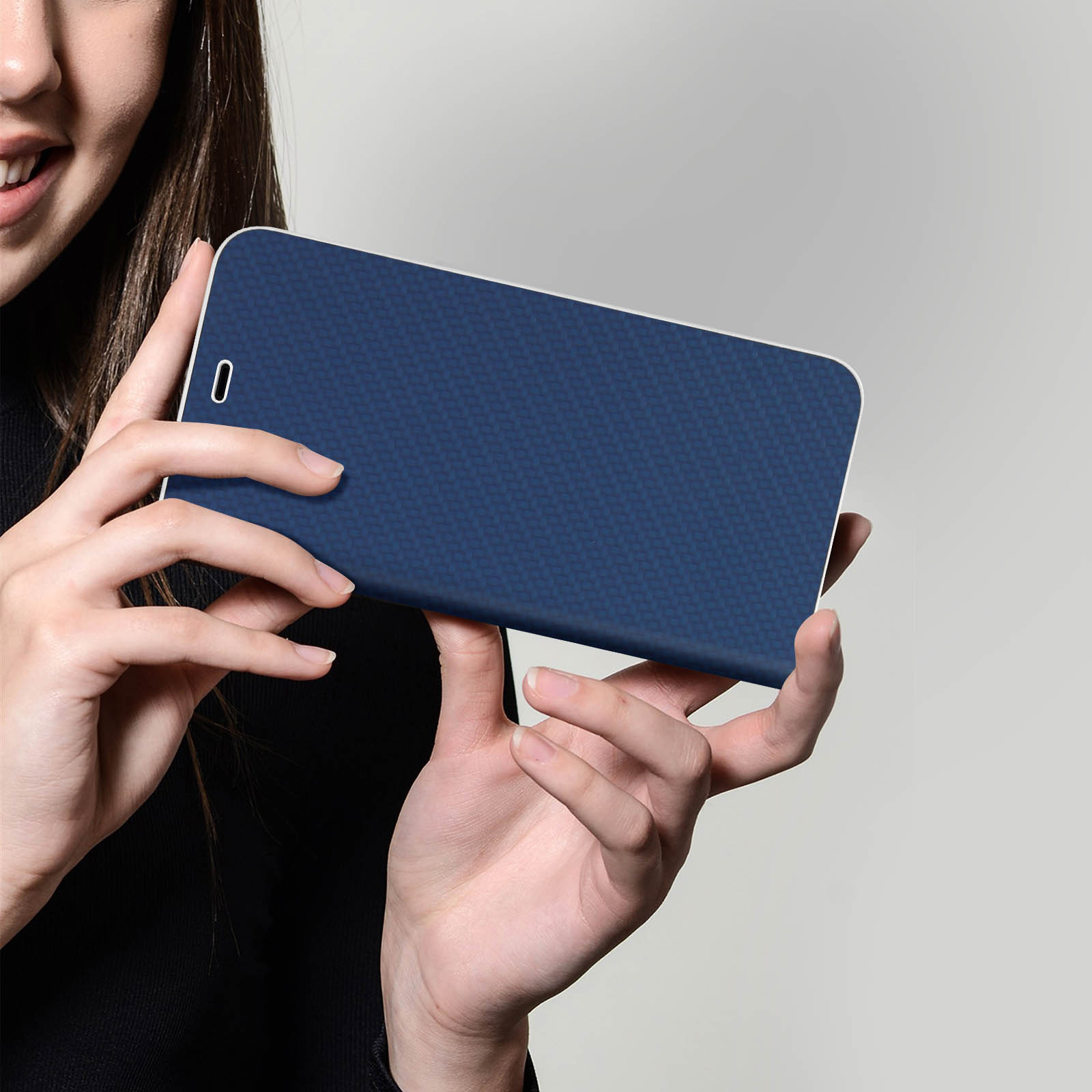 Una donna tiene in mano uno smartphone blu con texture a nido d'ape.