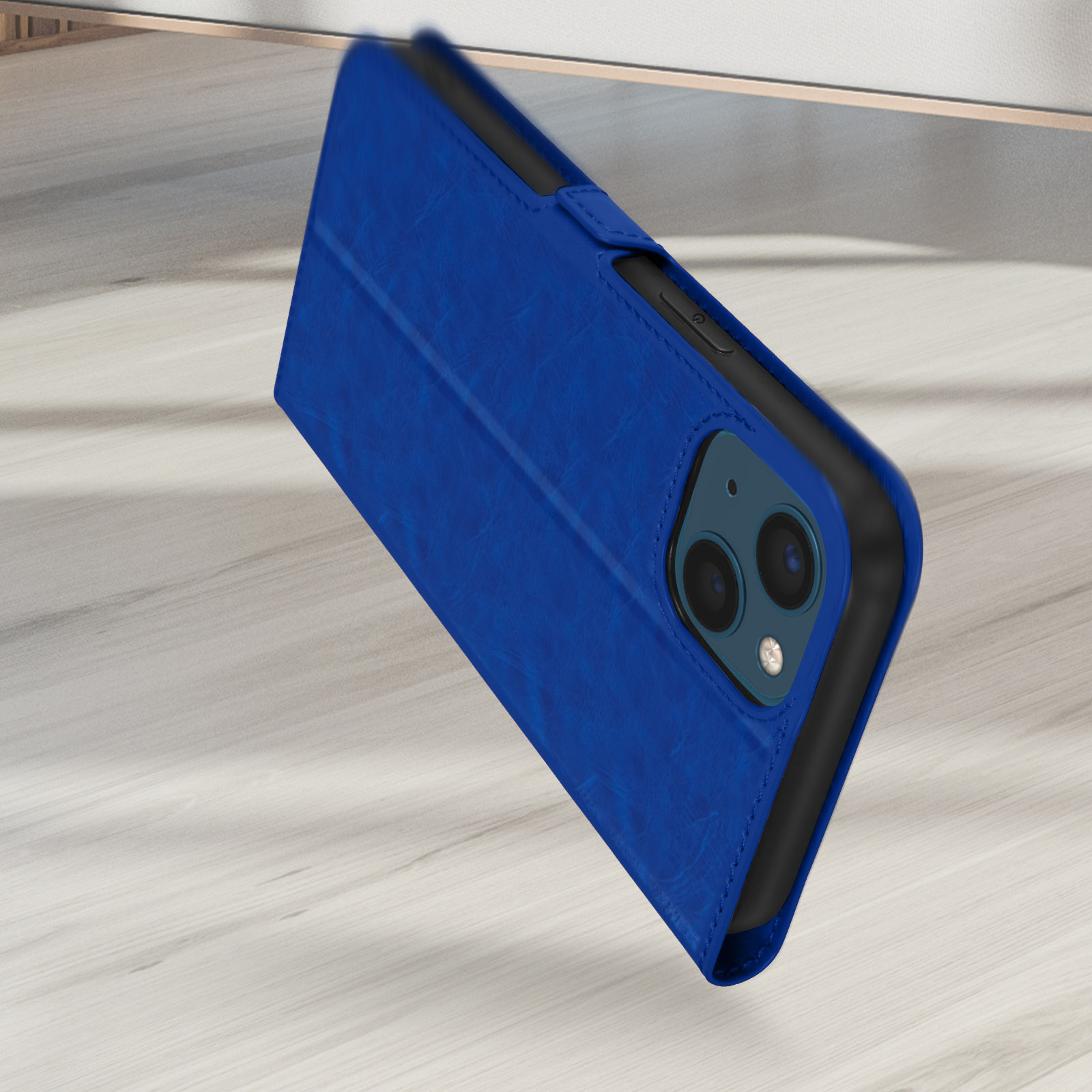 Een blauwe lederen telefoonhoes op een houten ondergrond.