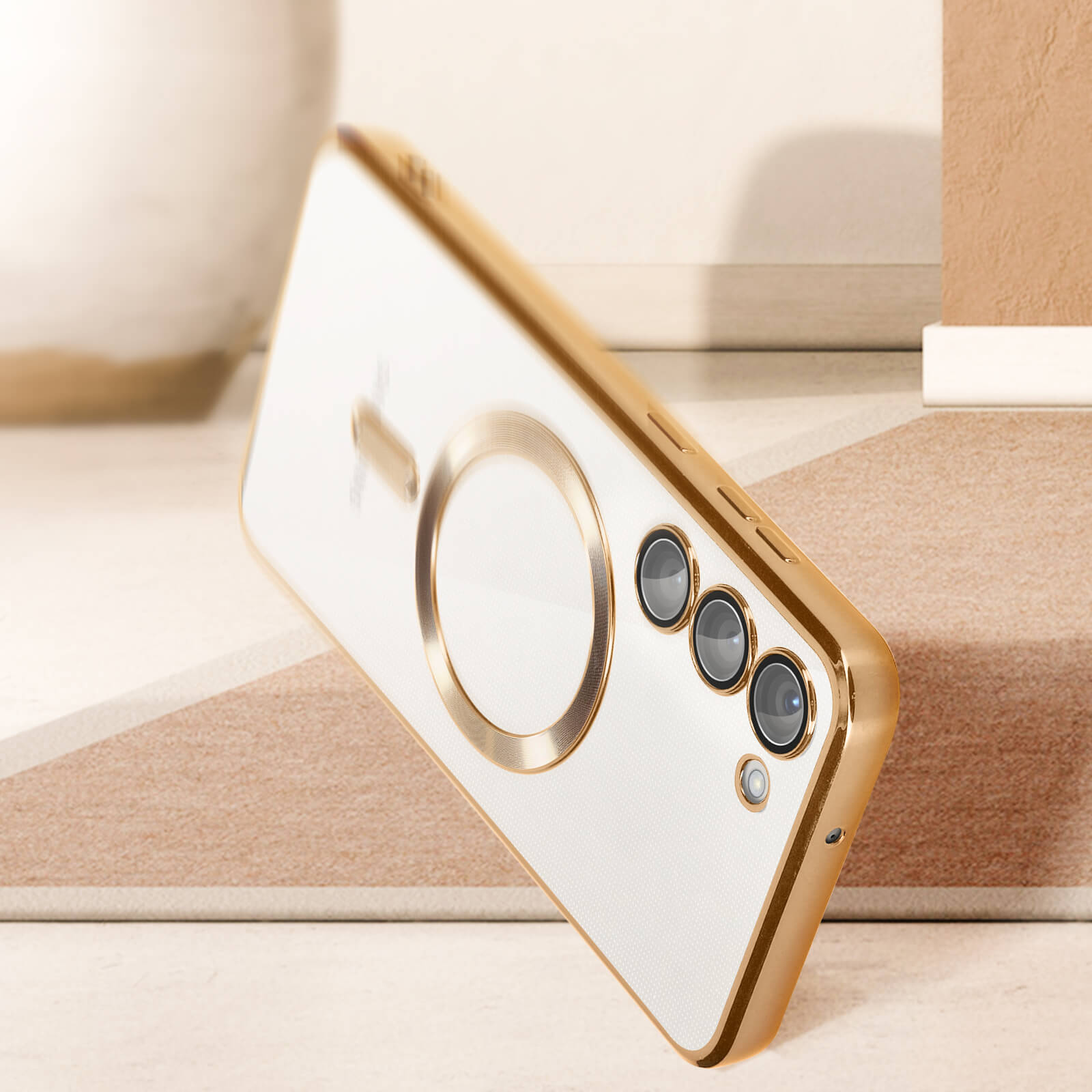 Viene visualizzato uno smartphone bianco con cornice dorata e tre fotocamere.