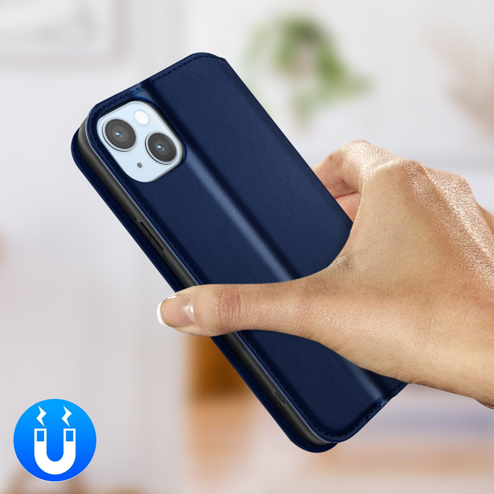 Donkerblauwe telefoonhoes met magneetsluiting, vastgehouden door een hand.