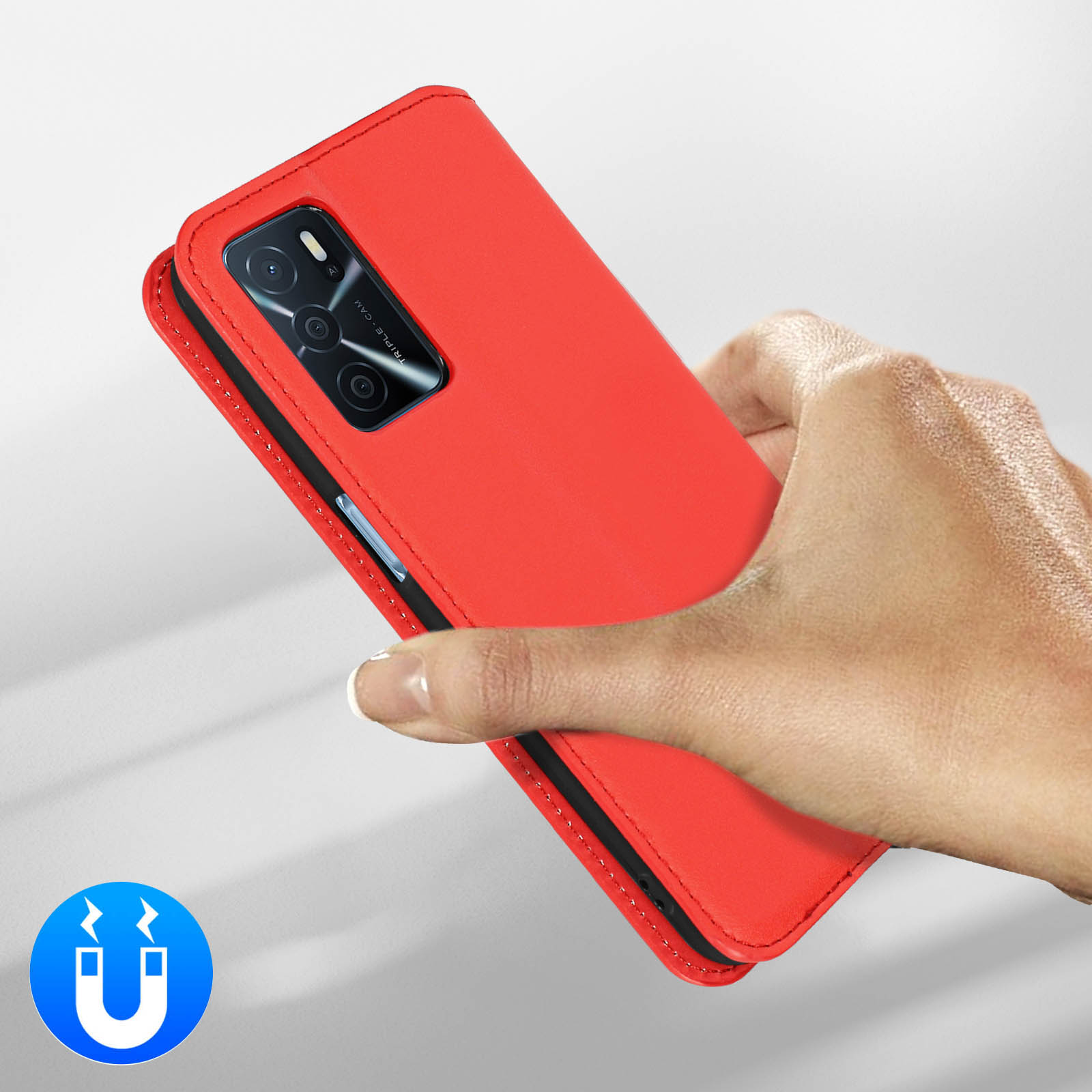 Une main tient un téléphone rouge avec triple appareil photo.