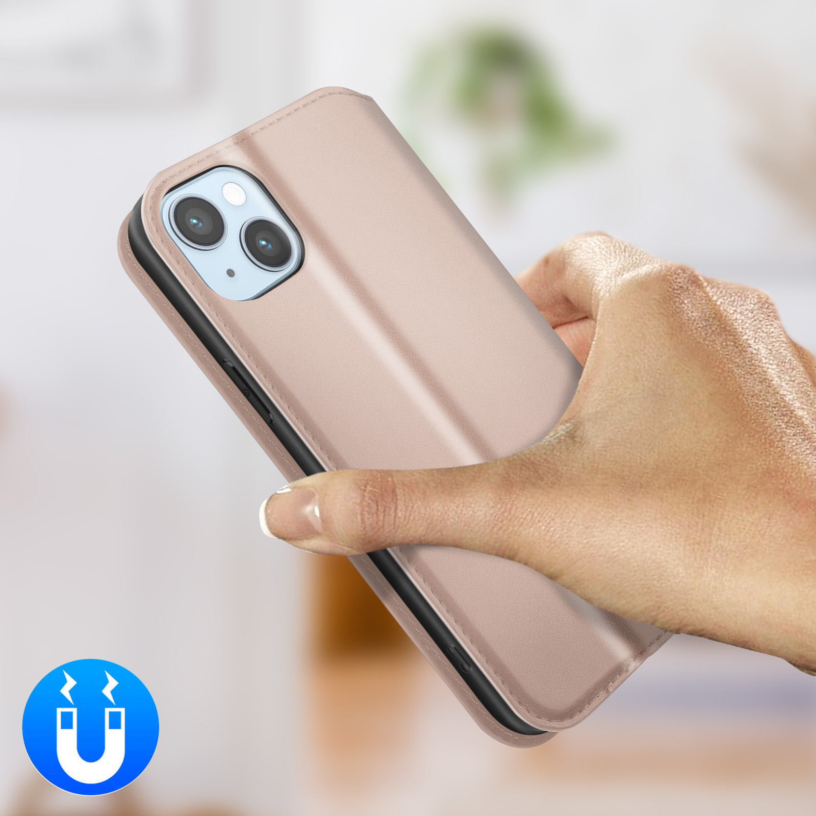 Une main tient un téléphone rose avec un étui. Une icône d'aimant est en bas à gauche.